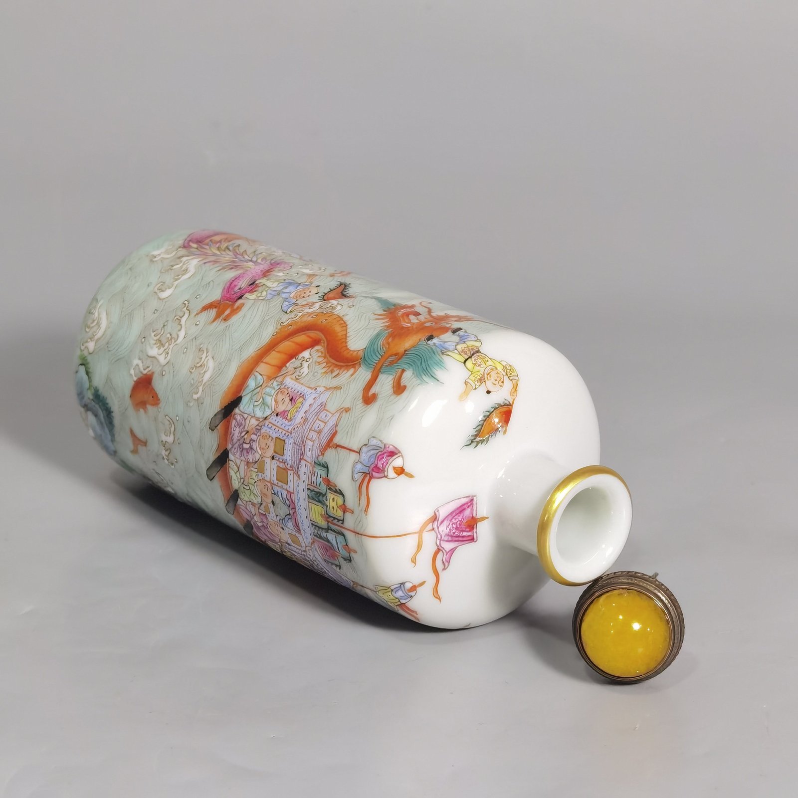 Qing Dynasty Qianlong Pastel dragon boat race snuff bottle