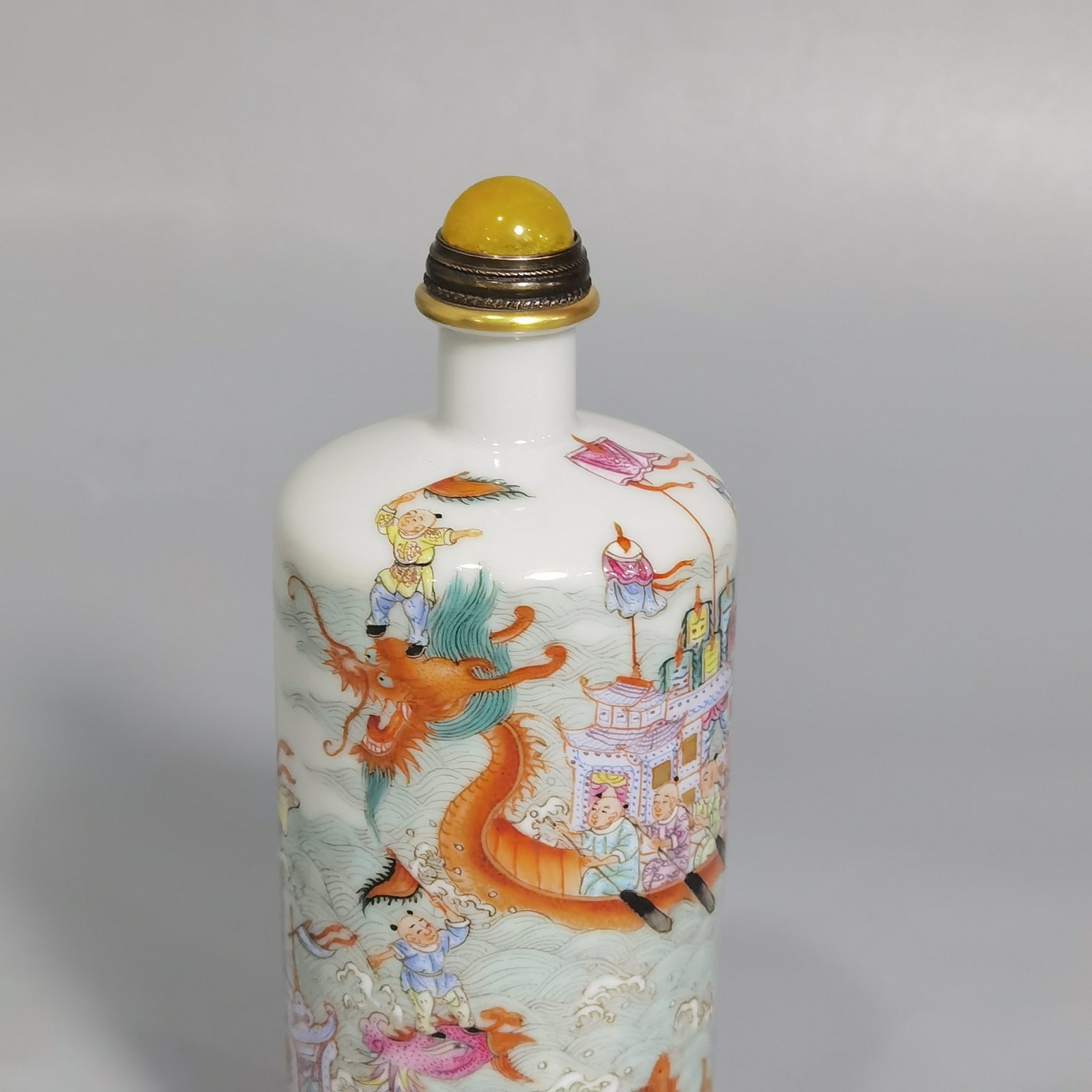 Qing Dynasty Qianlong Pastel dragon boat race snuff bottle