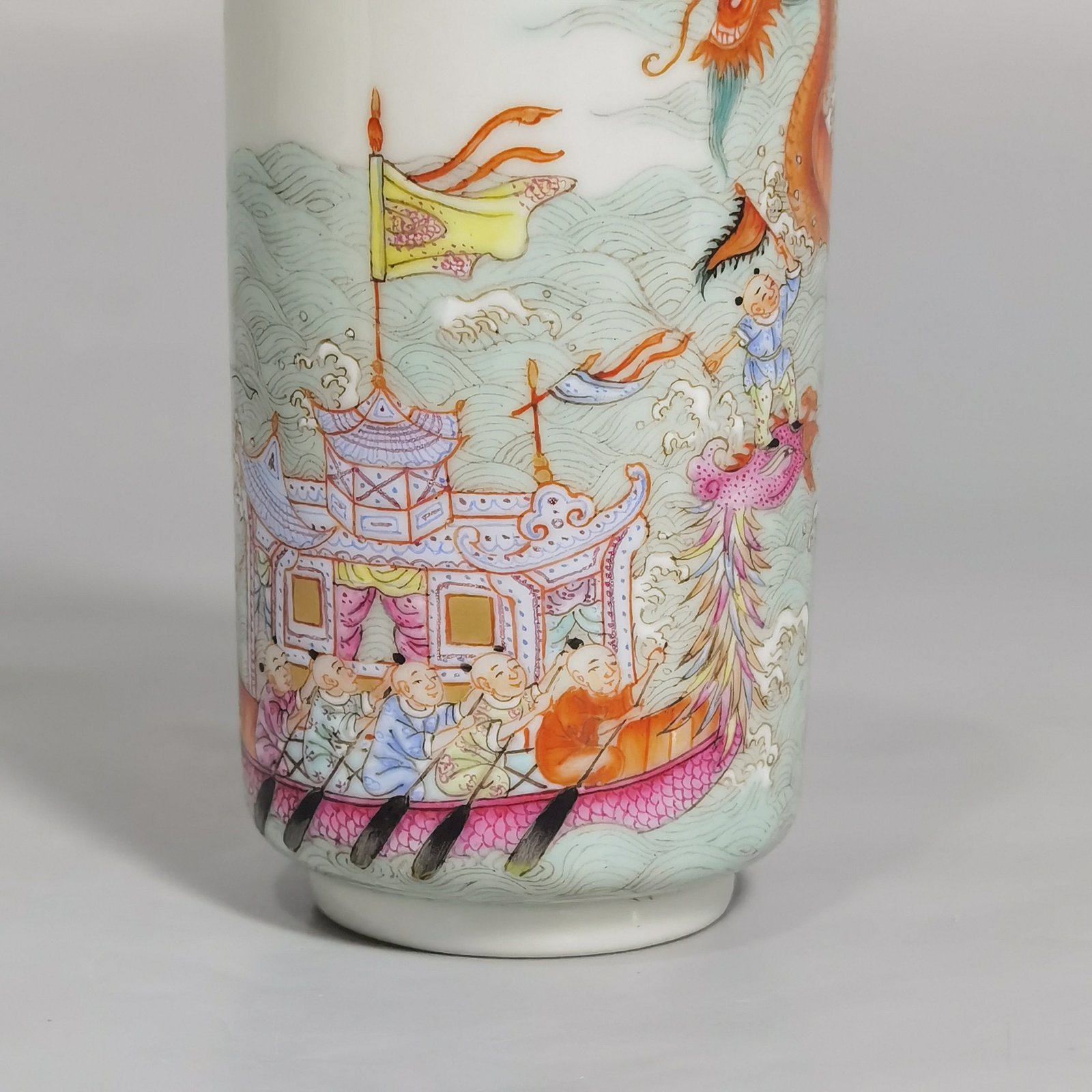 Qing Dynasty Qianlong Pastel dragon boat race snuff bottle