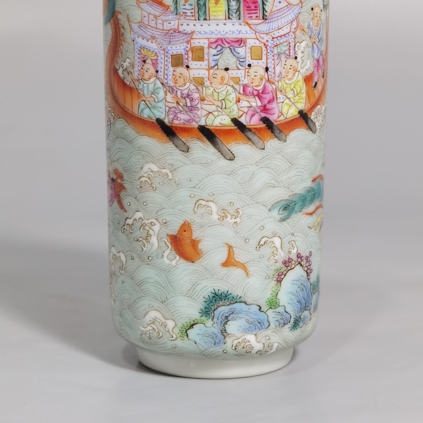 Qing Dynasty Qianlong Pastel dragon boat race snuff bottle
