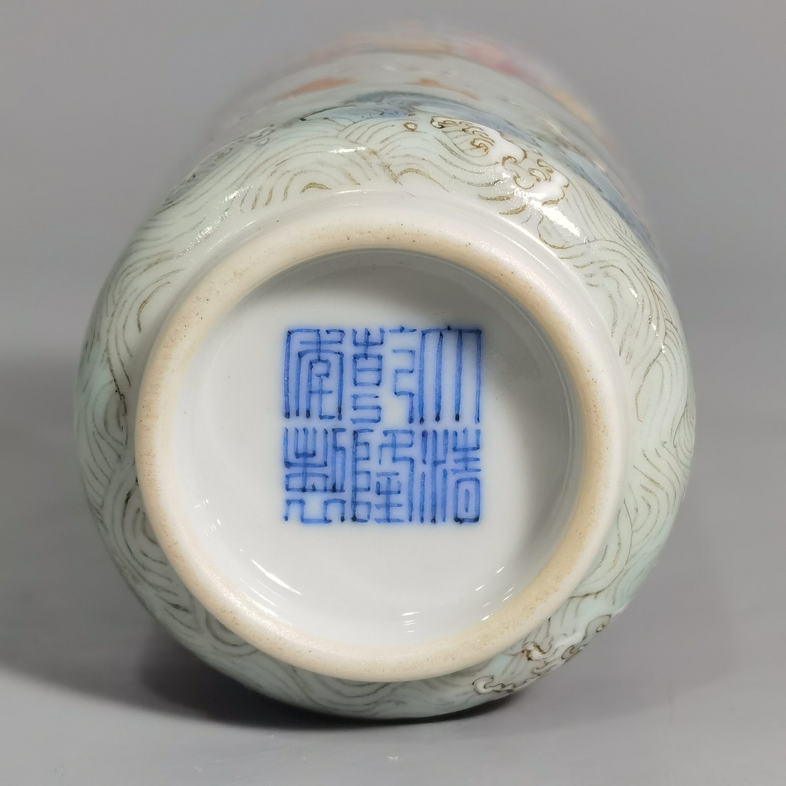 Qing Dynasty Qianlong Pastel dragon boat race snuff bottle