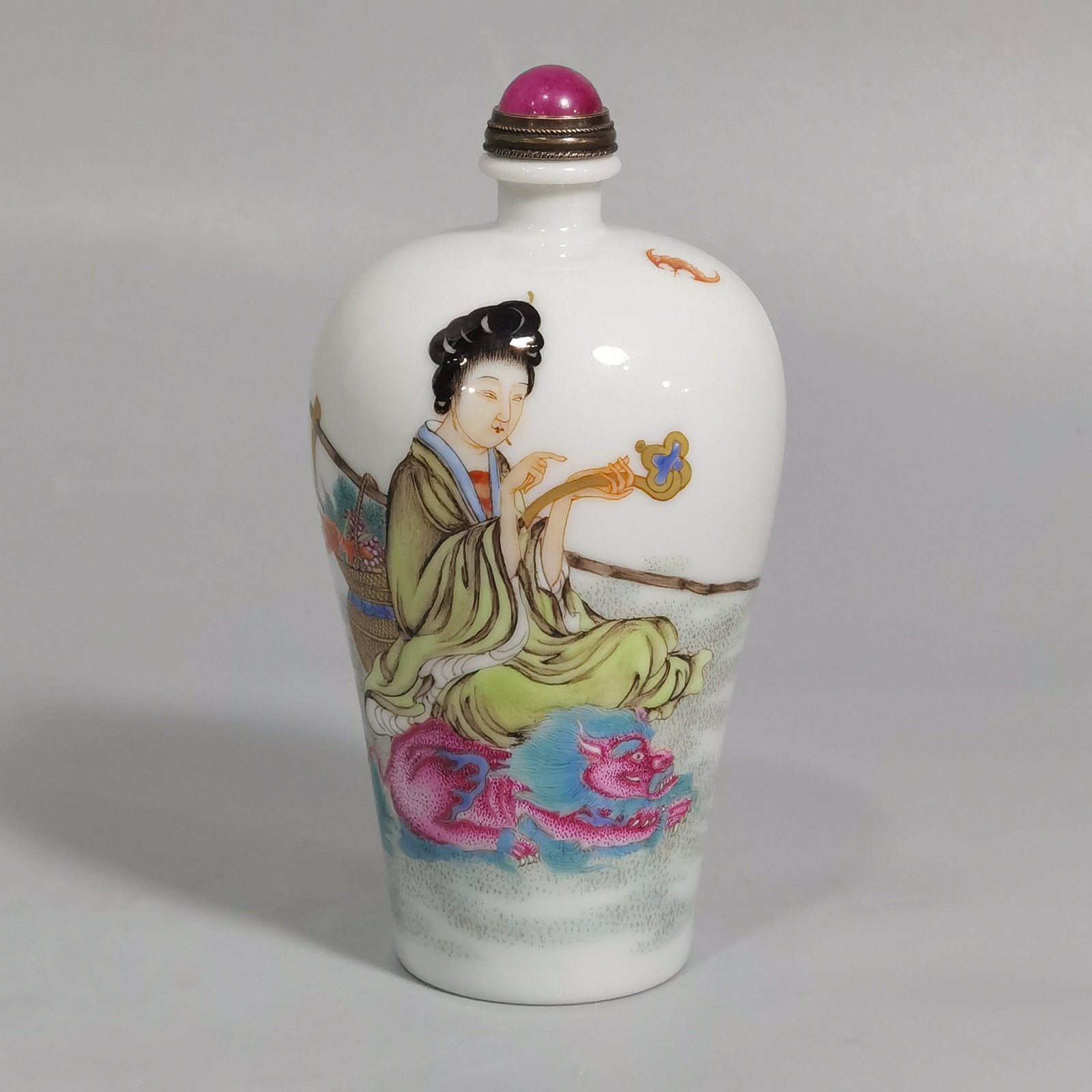Qing Dynasty Qianlong a pastel-colored snuff bottle with a picture of Magu offering her longevity