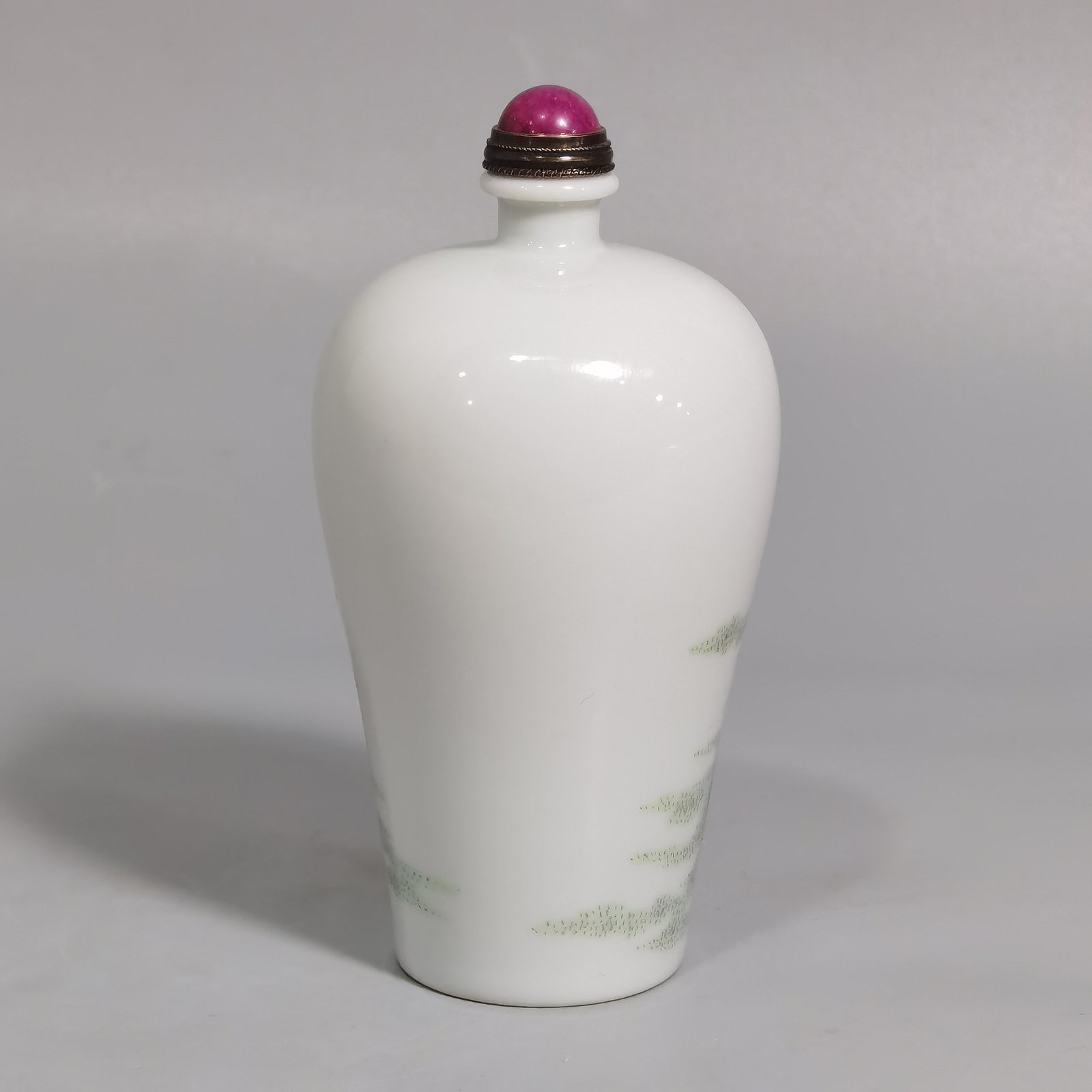 Qing Dynasty Qianlong a pastel-colored snuff bottle with a picture of Magu offering her longevity