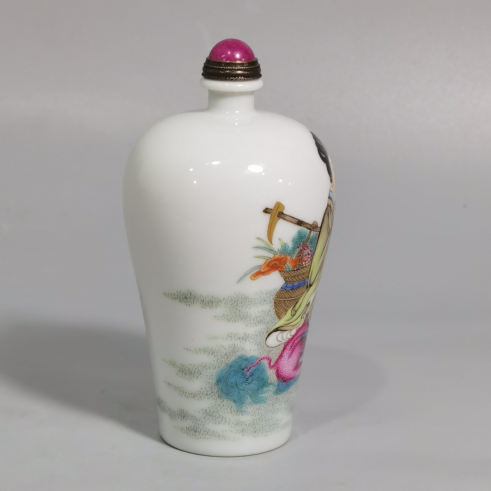 Qing Dynasty Qianlong a pastel-colored snuff bottle with a picture of Magu offering her longevity