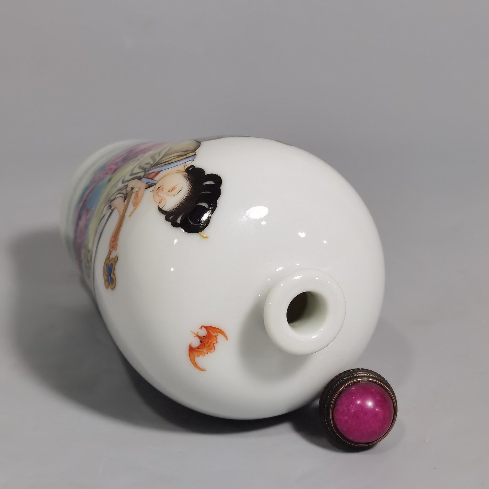 Qing Dynasty Qianlong a pastel-colored snuff bottle with a picture of Magu offering her longevity
