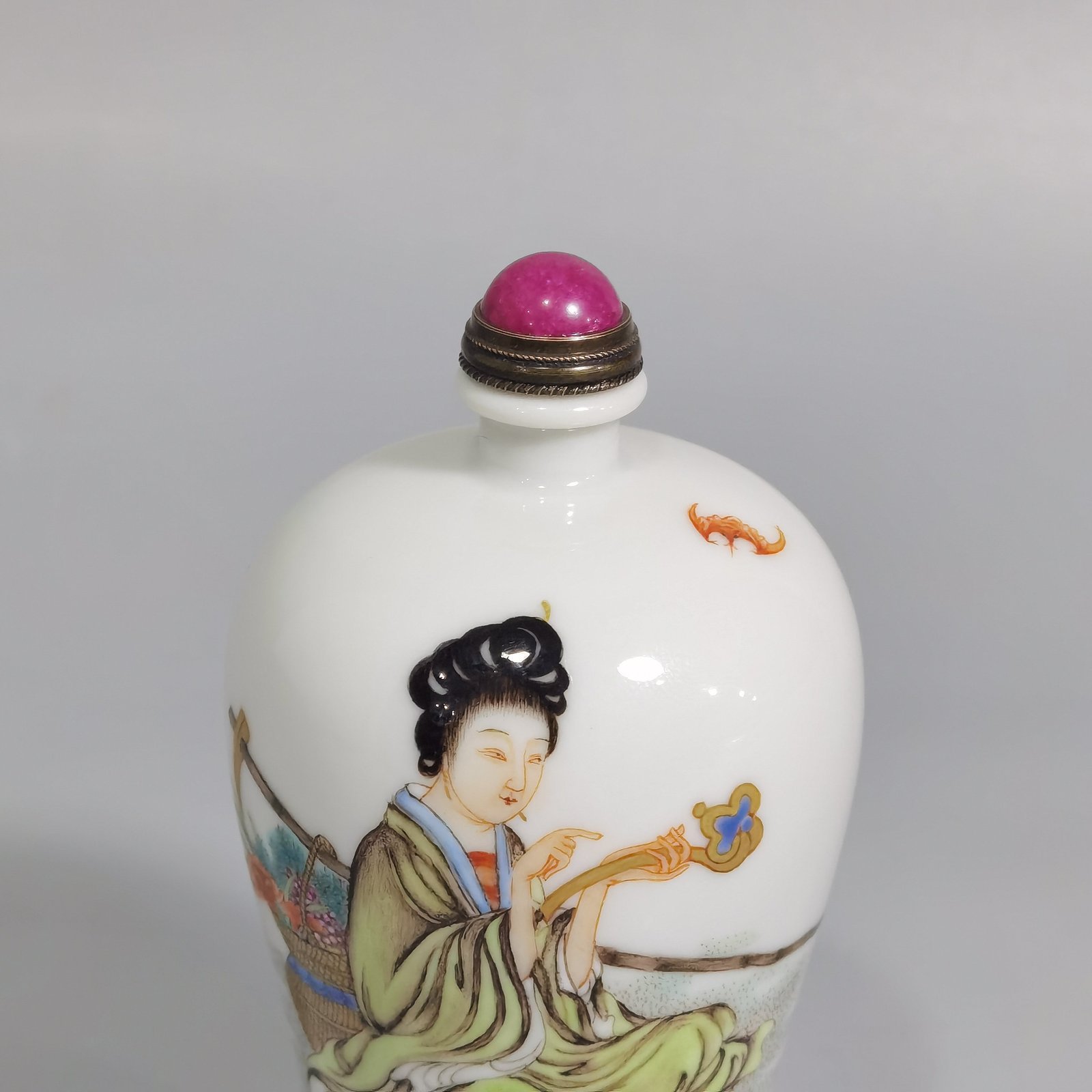 Qing Dynasty Qianlong a pastel-colored snuff bottle with a picture of Magu offering her longevity