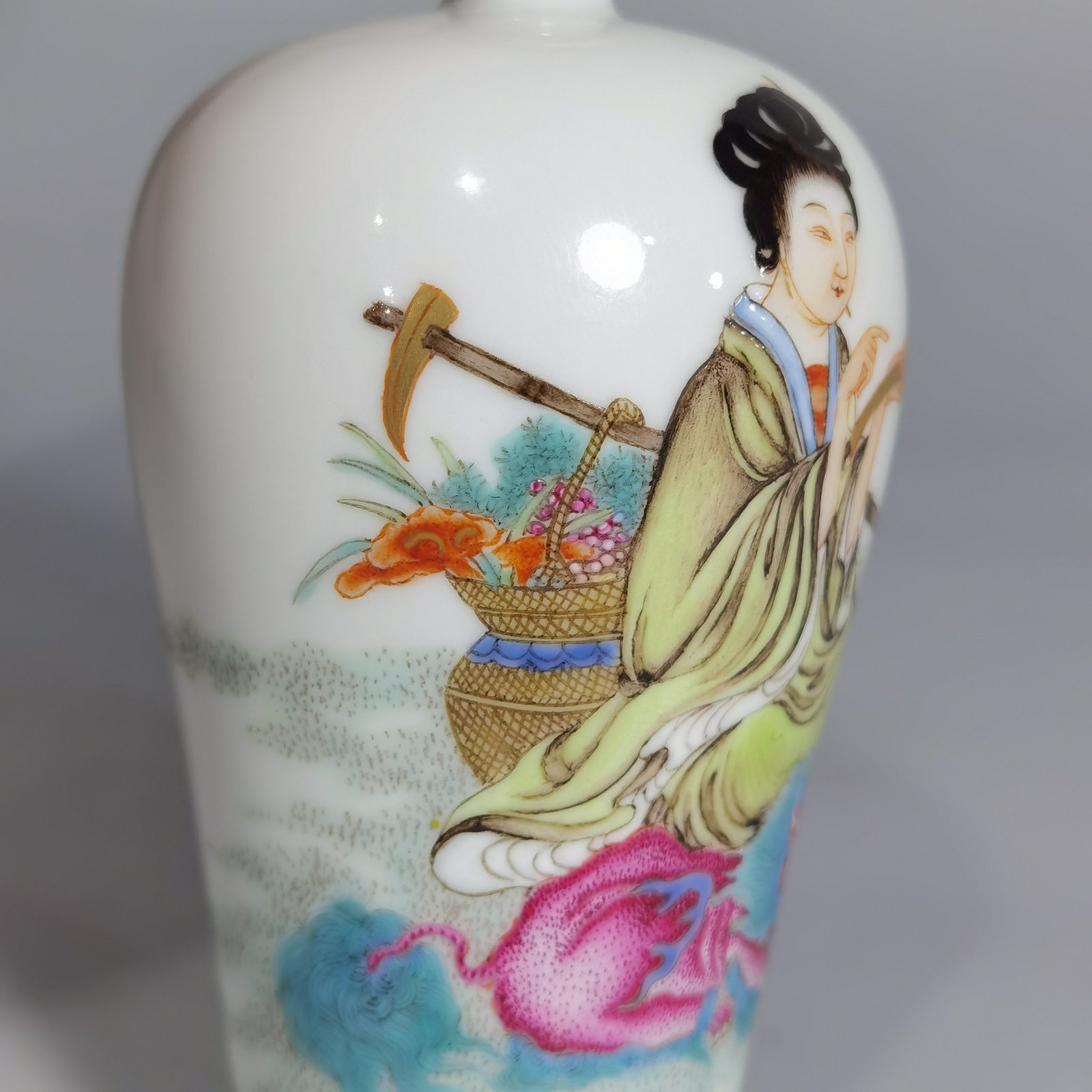 Qing Dynasty Qianlong a pastel-colored snuff bottle with a picture of Magu offering her longevity