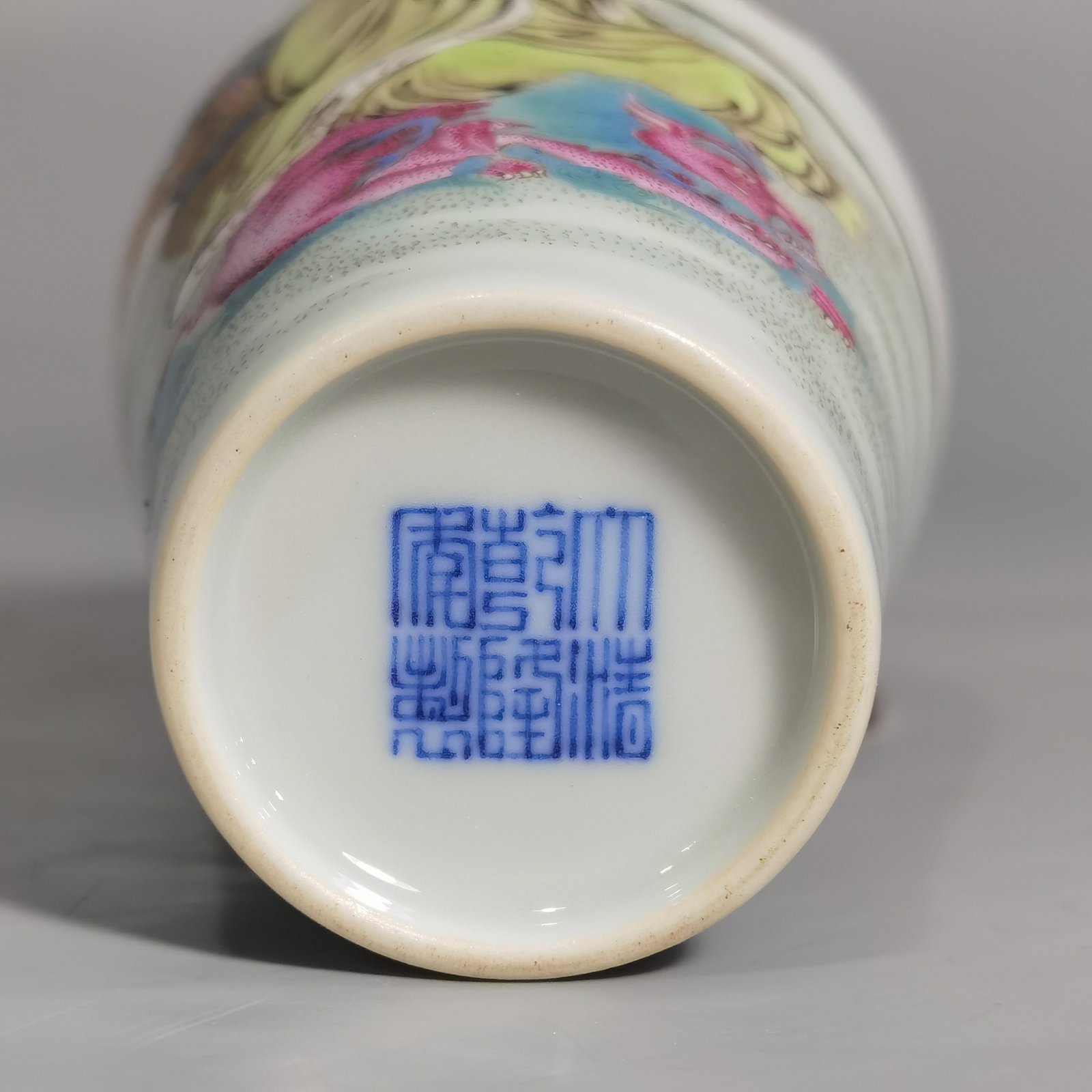 Qing Dynasty Qianlong a pastel-colored snuff bottle with a picture of Magu offering her longevity