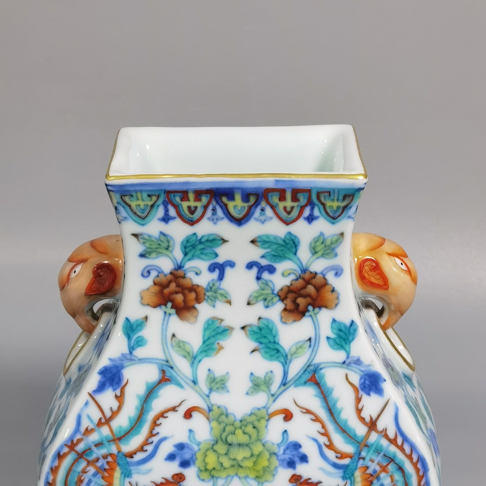 Qing Dynasty Qianlong blue and white Doucai phoenix with peony pattern and elephant ear square silk