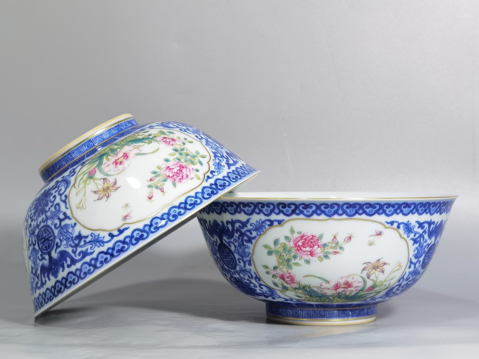 Qing Dynasty Qianlong blue and white longevity and longevity branches windowed pastel flower pattern bowl