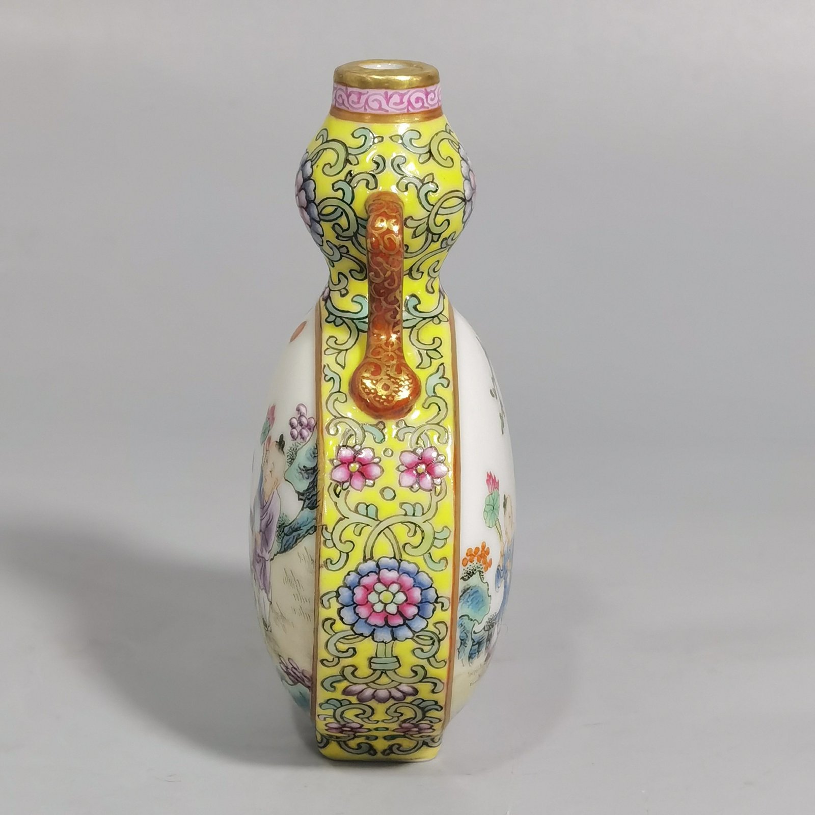 Qing Dynasty Qianlong yellow ground pastel picture of a baby playing with an open window small gourd vase