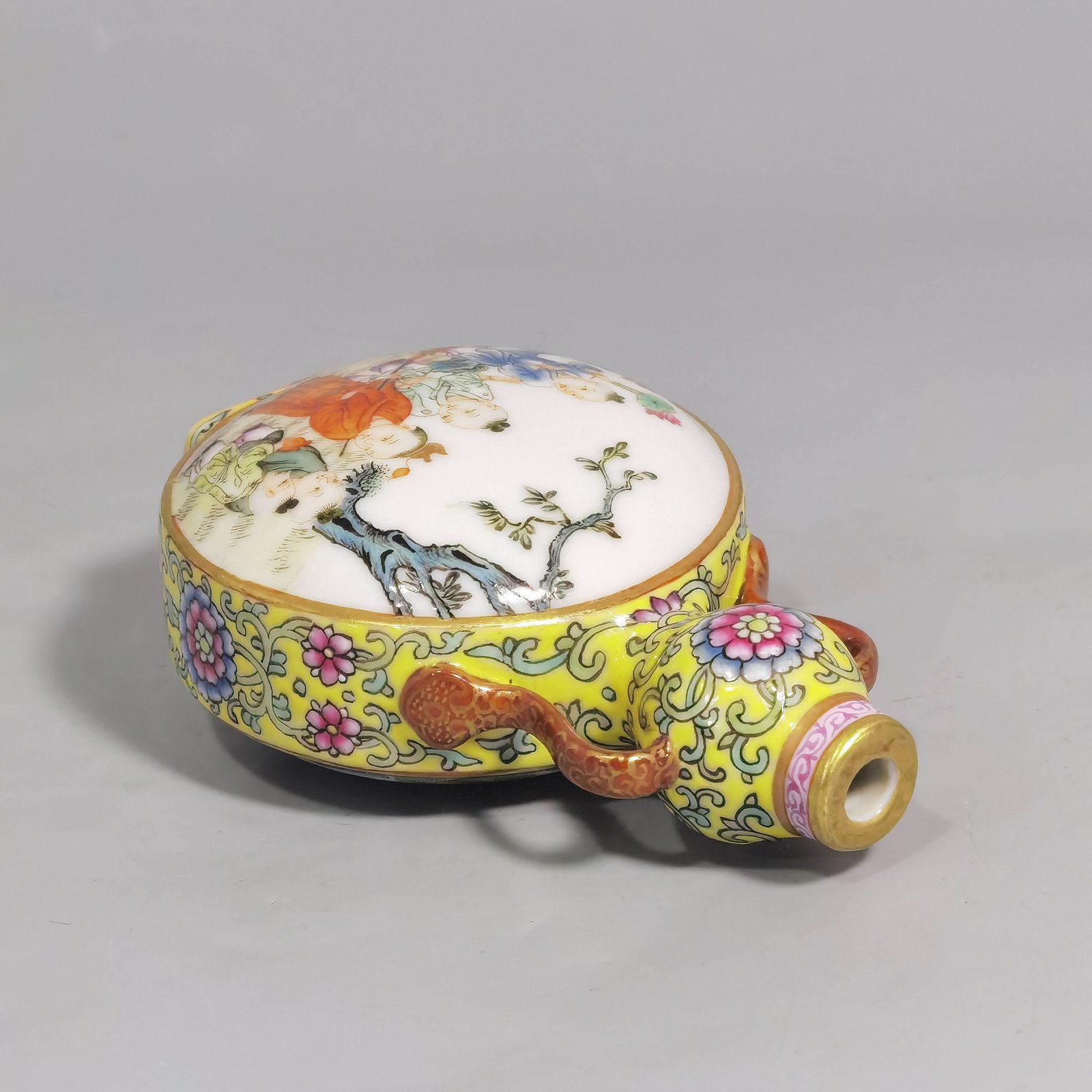 Qing Dynasty Qianlong yellow ground pastel picture of a baby playing with an open window small gourd vase