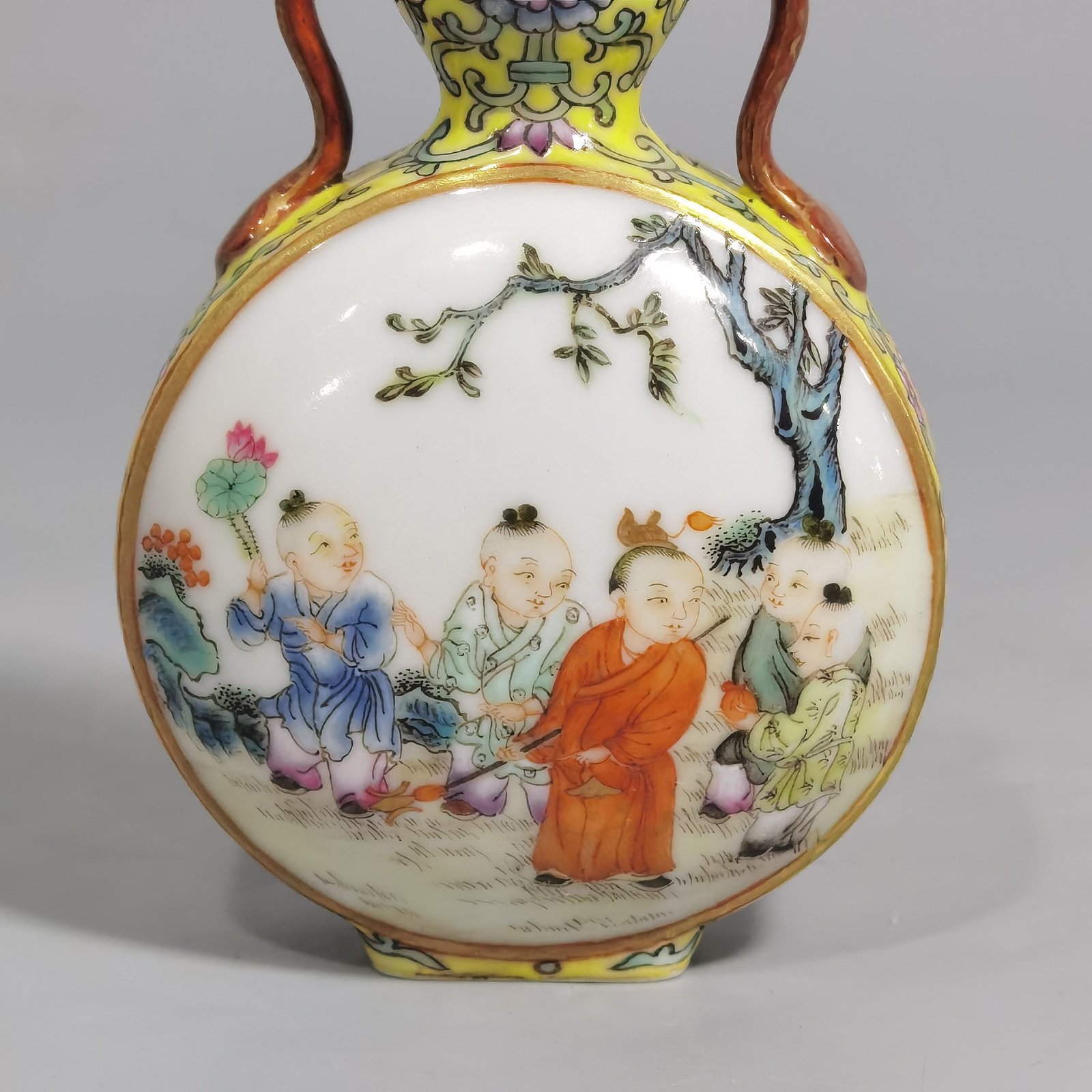 Qing Dynasty Qianlong yellow ground pastel picture of a baby playing with an open window small gourd vase