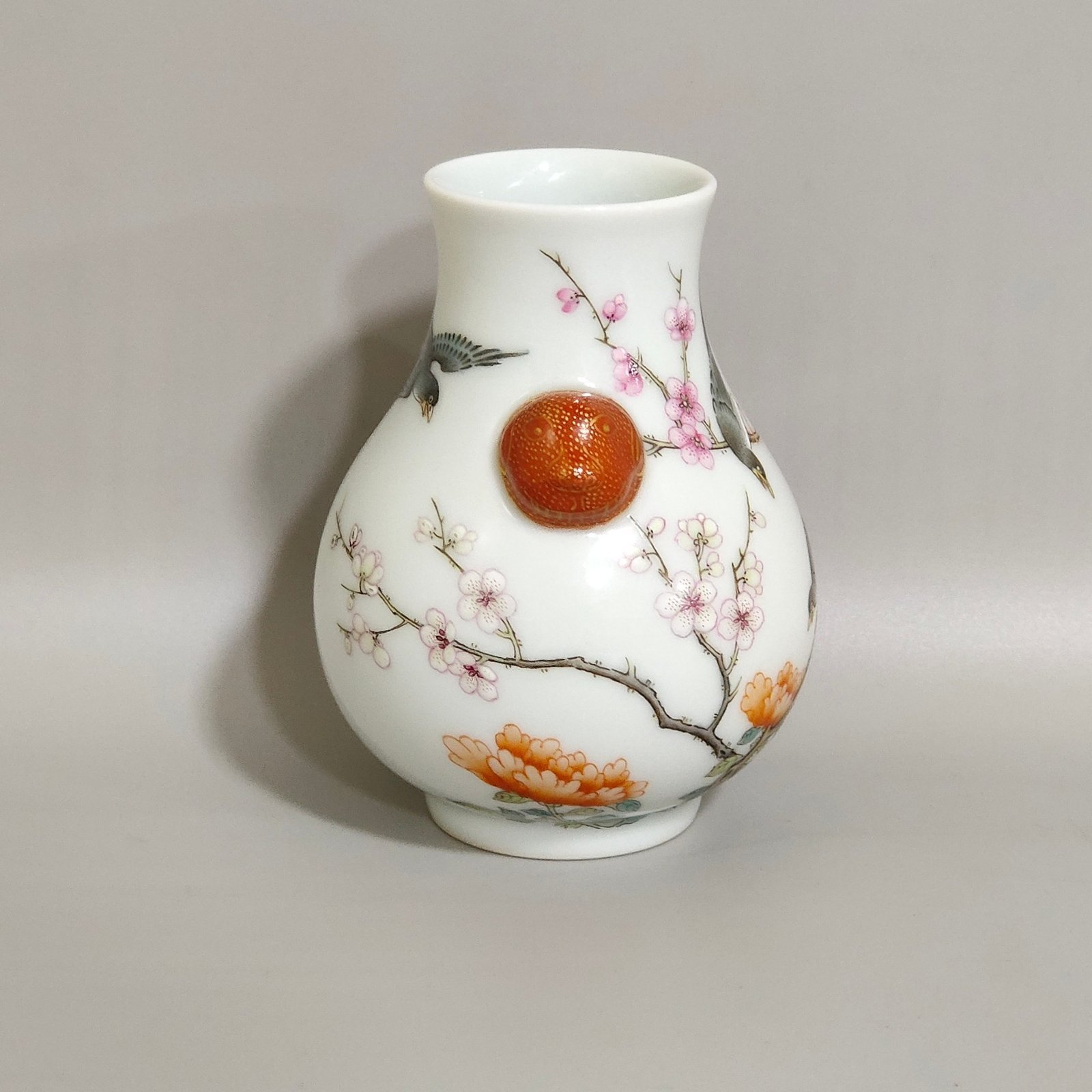 Qing Dynasty Qianlong Xi Shang Mei tip amphora