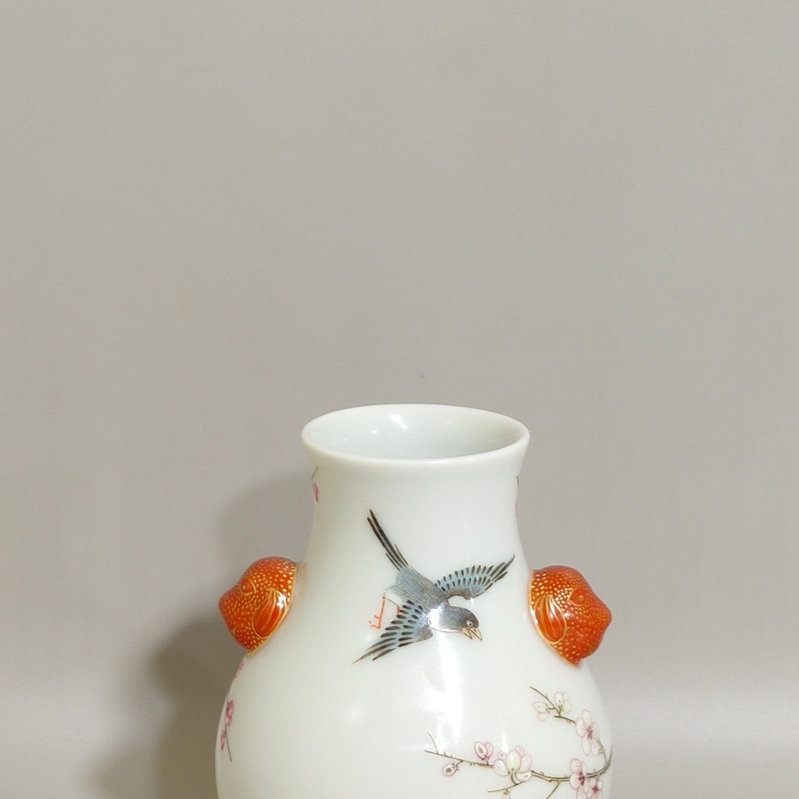 Qing Dynasty Qianlong Xi Shang Mei tip amphora