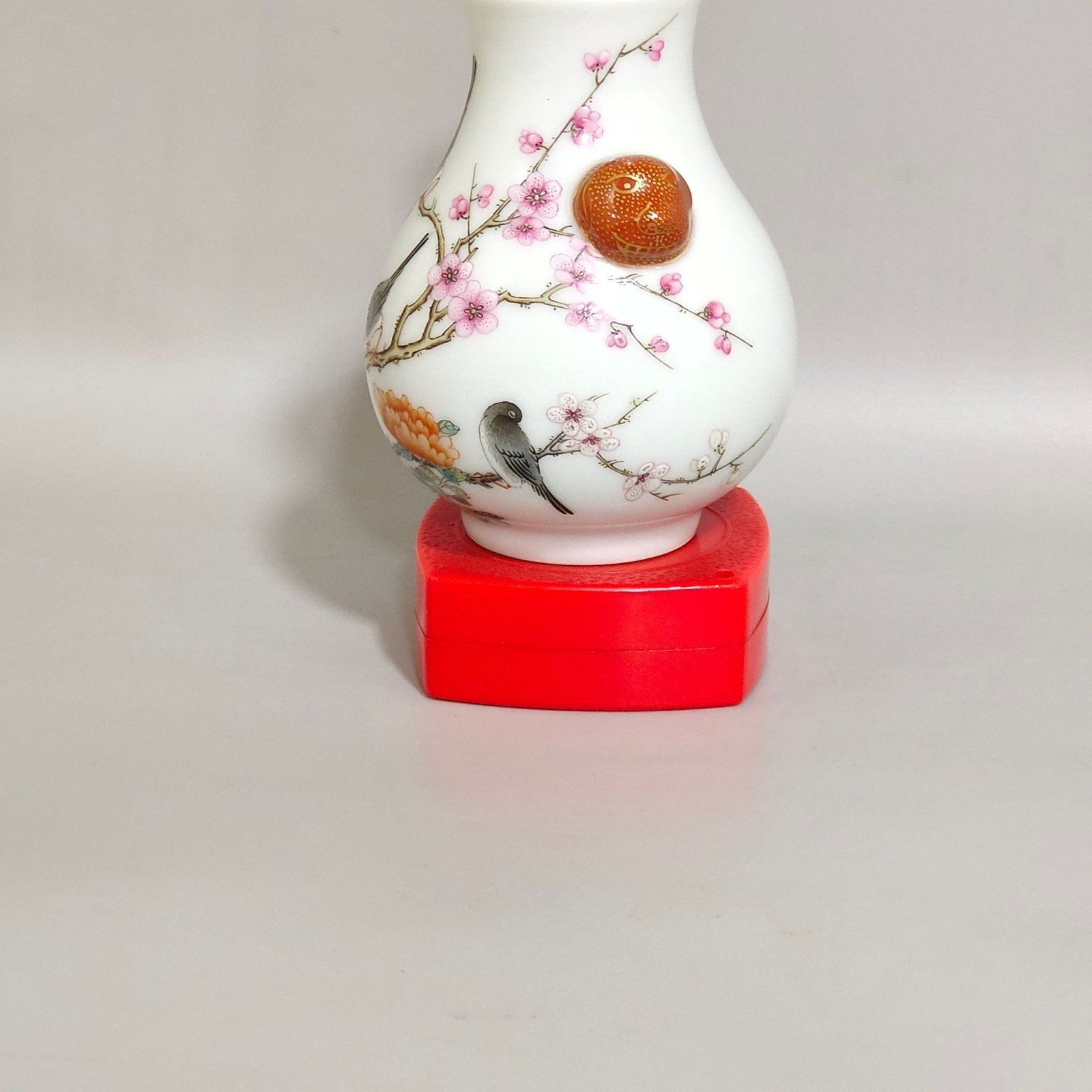 Qing Dynasty Qianlong Xi Shang Mei tip amphora
