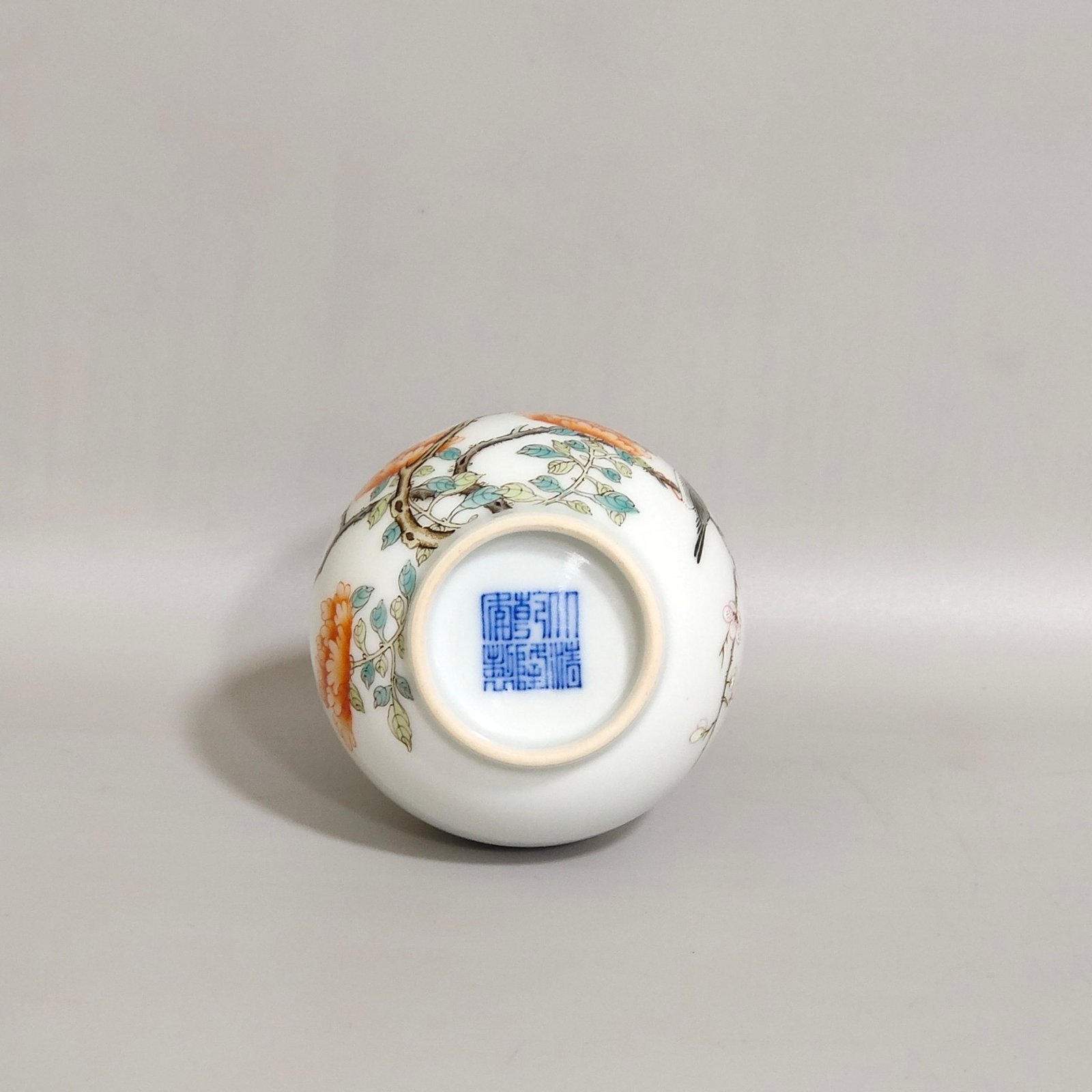 Qing Dynasty Qianlong Xi Shang Mei tip amphora