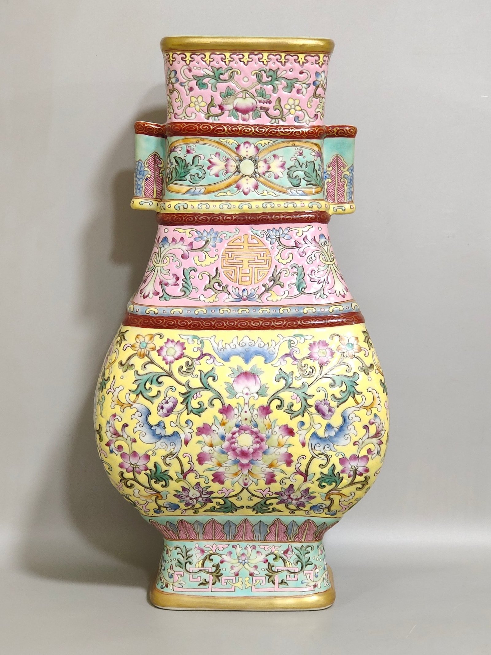 Qing Dynasty Qianlong Baoxianghua Fushou and Shouquan square ear vase