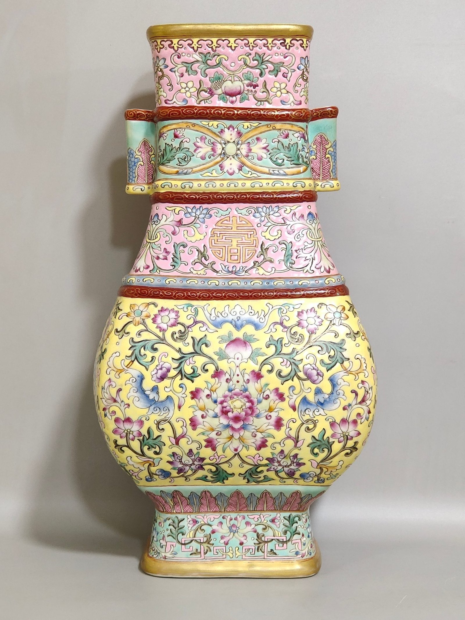 Qing Dynasty Qianlong Baoxianghua Fushou and Shouquan square ear vase