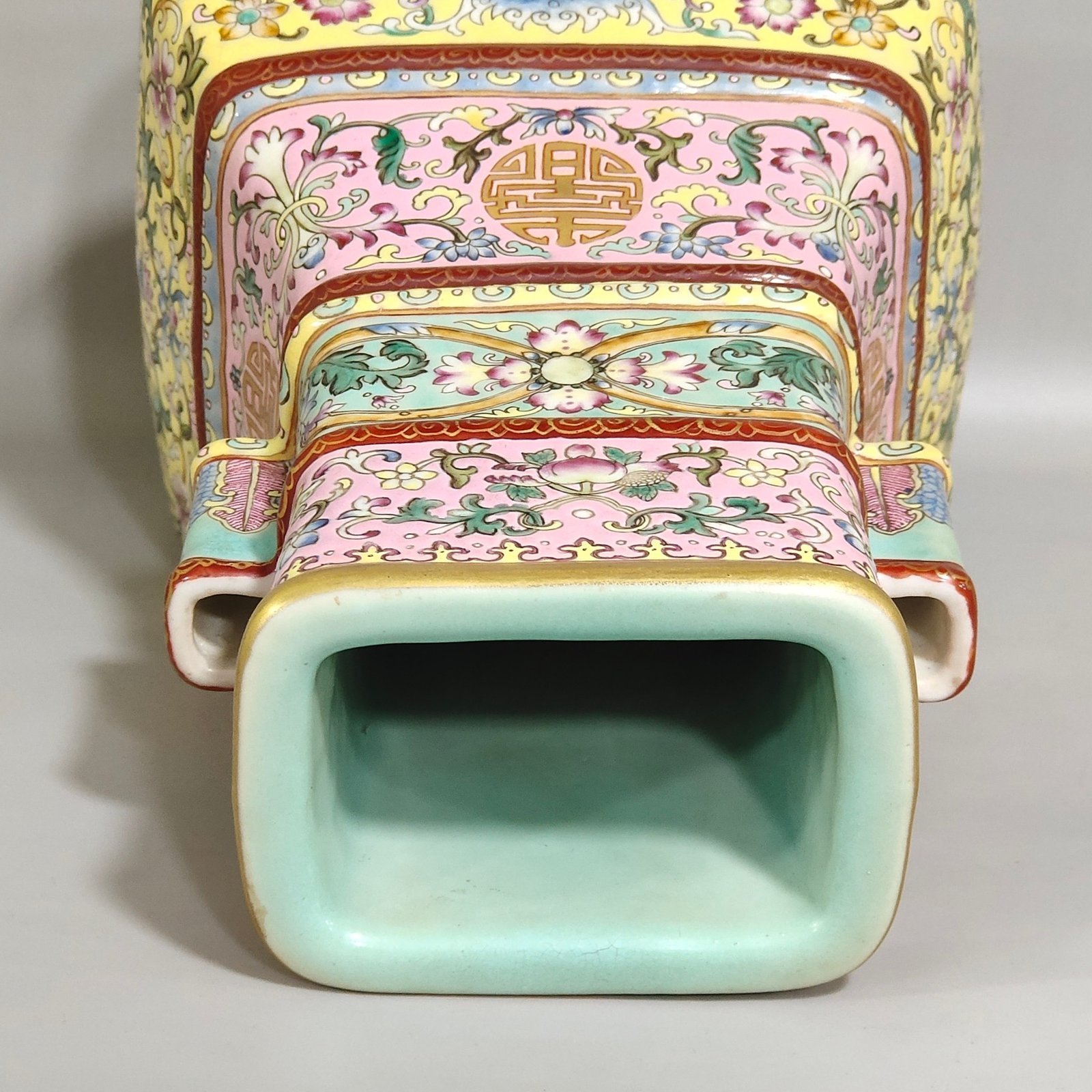Qing Dynasty Qianlong Baoxianghua Fushou and Shouquan square ear vase