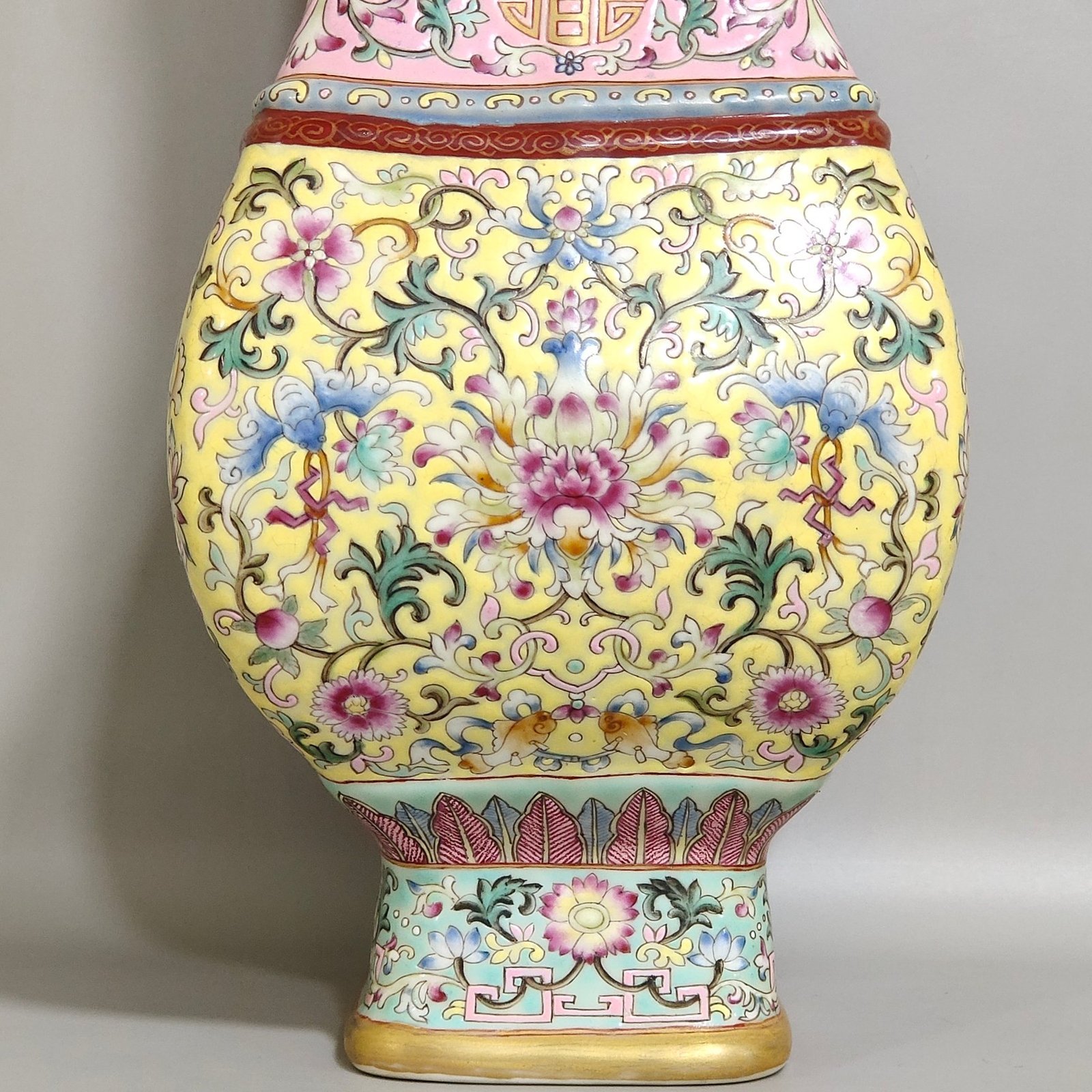 Qing Dynasty Qianlong Baoxianghua Fushou and Shouquan square ear vase