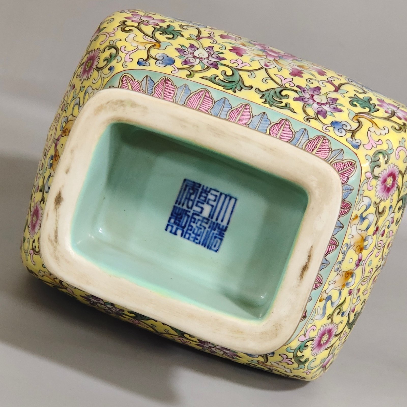 Qing Dynasty Qianlong Baoxianghua Fushou and Shouquan square ear vase