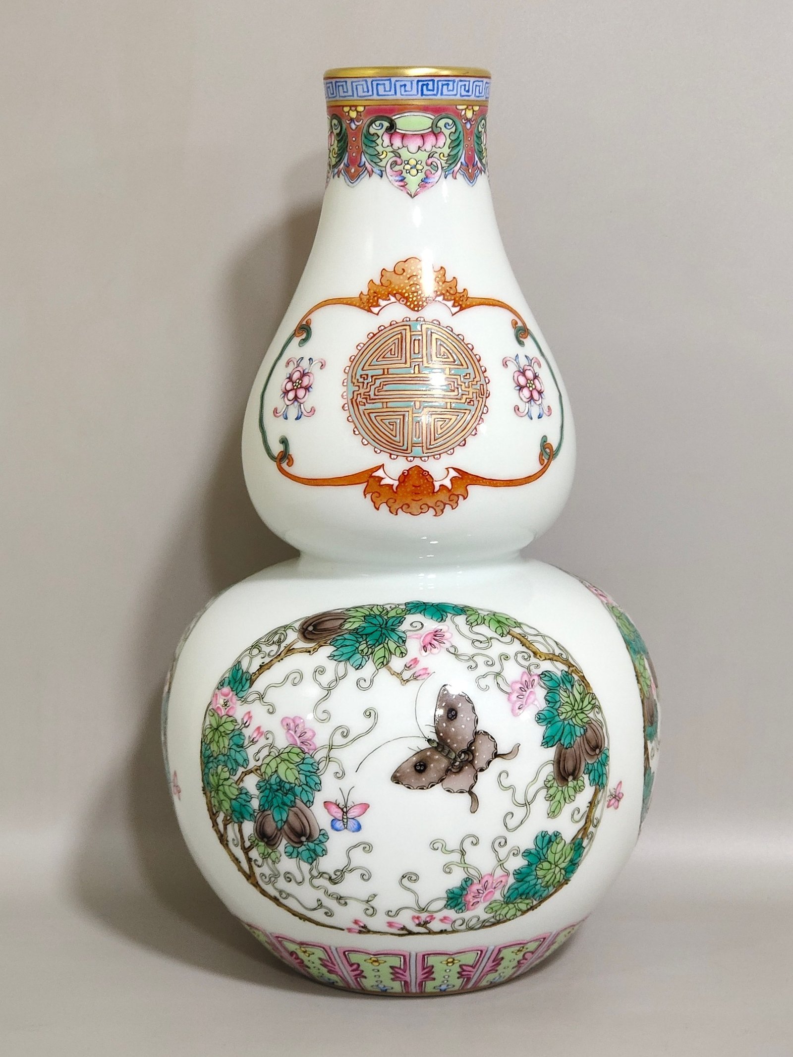 Qing Dynasty Qianlong ‘s lucky and longevity butterfly love flower gourd vase