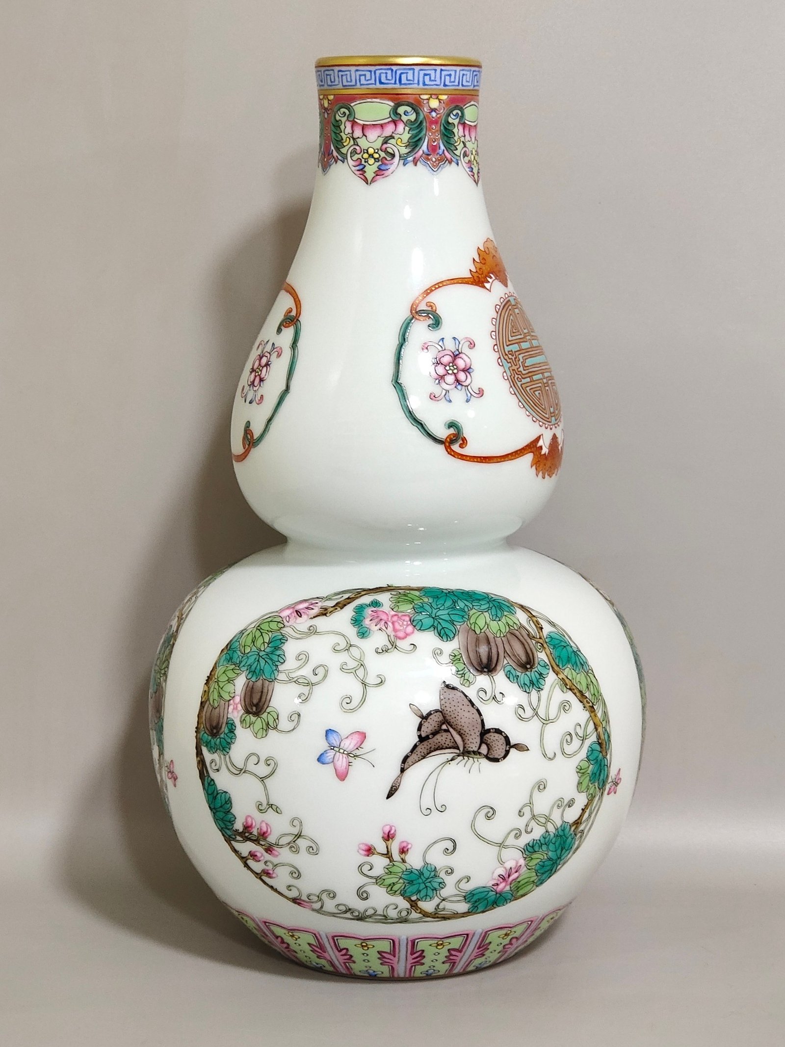 Qing Dynasty Qianlong ‘s lucky and longevity butterfly love flower gourd vase
