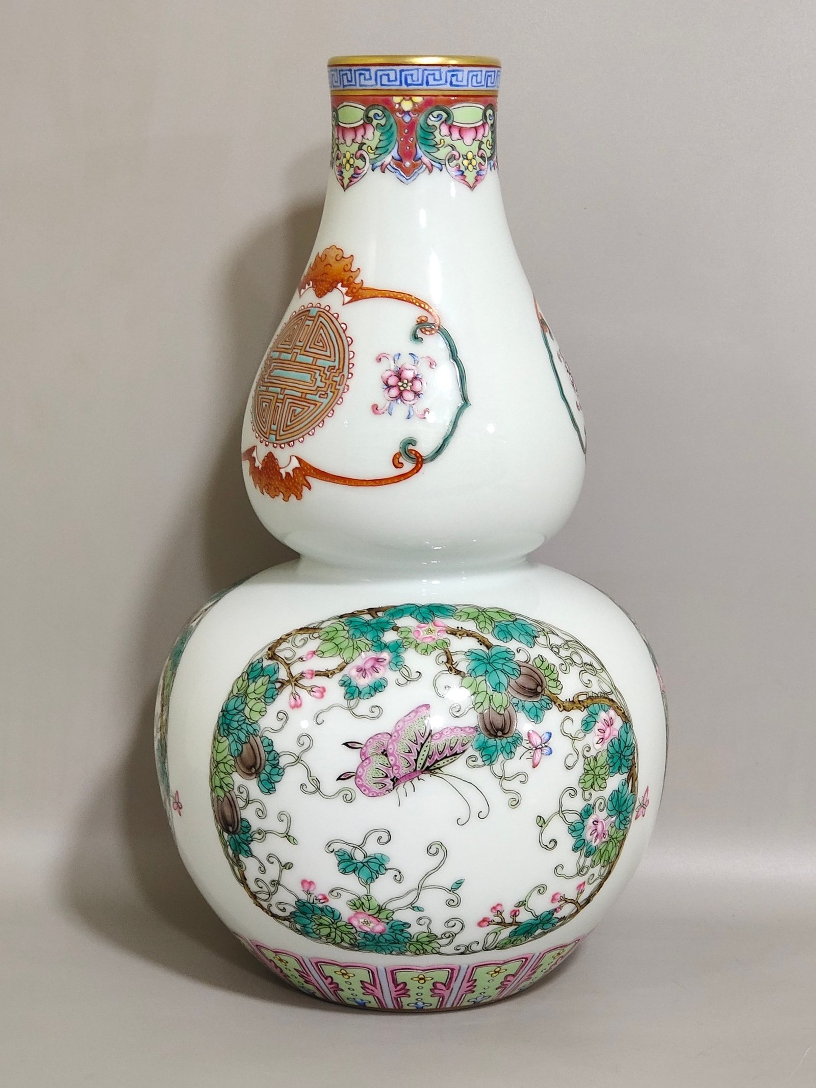 Qing Dynasty Qianlong ‘s lucky and longevity butterfly love flower gourd vase