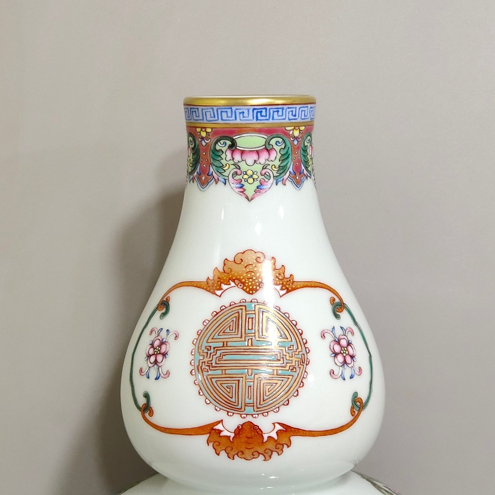 Qing Dynasty Qianlong ‘s lucky and longevity butterfly love flower gourd vase