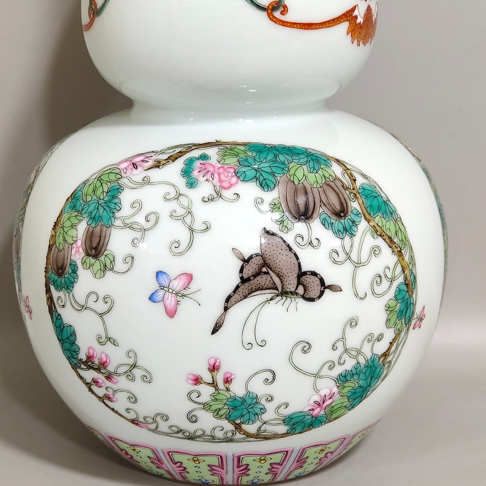 Qing Dynasty Qianlong ‘s lucky and longevity butterfly love flower gourd vase