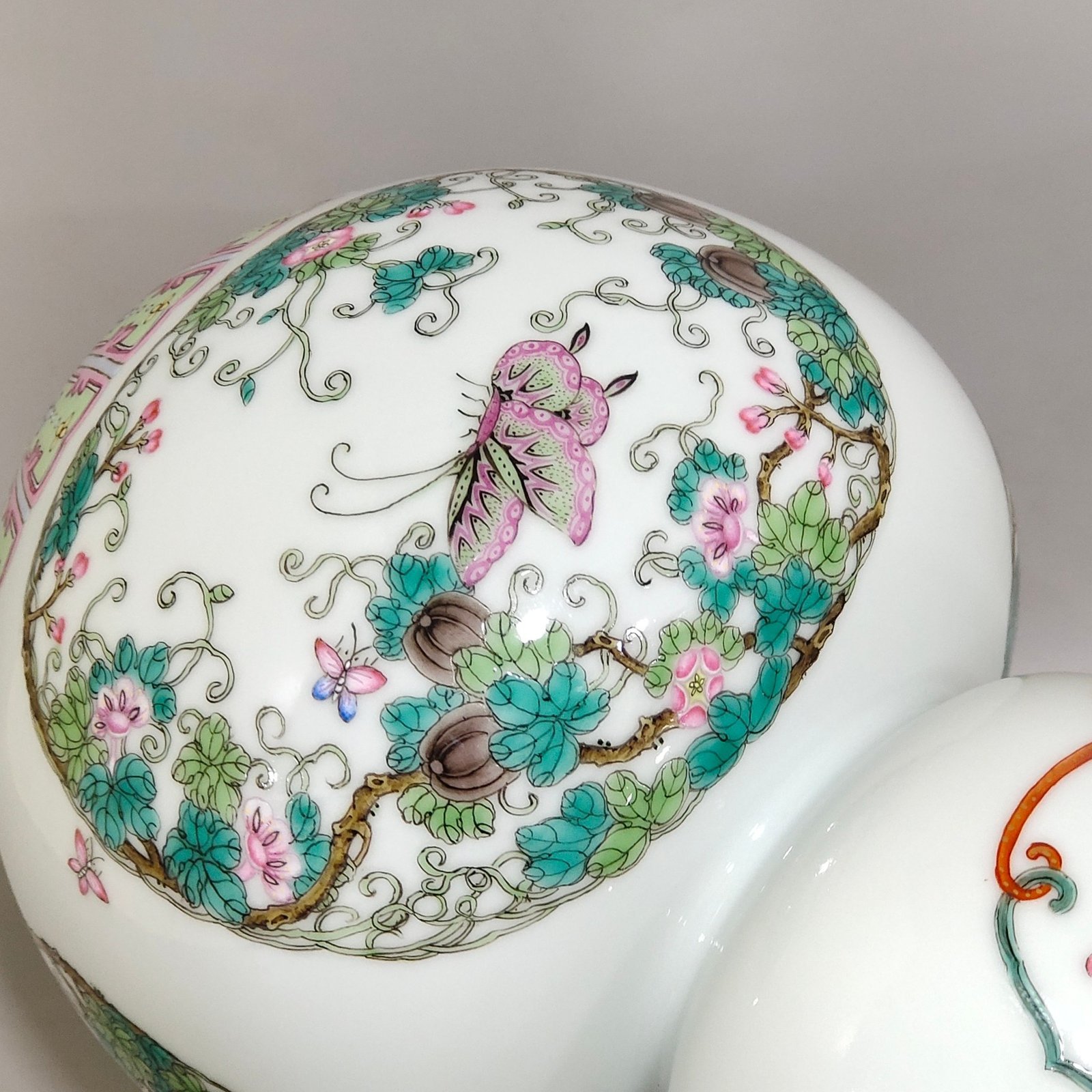 Qing Dynasty Qianlong ‘s lucky and longevity butterfly love flower gourd vase