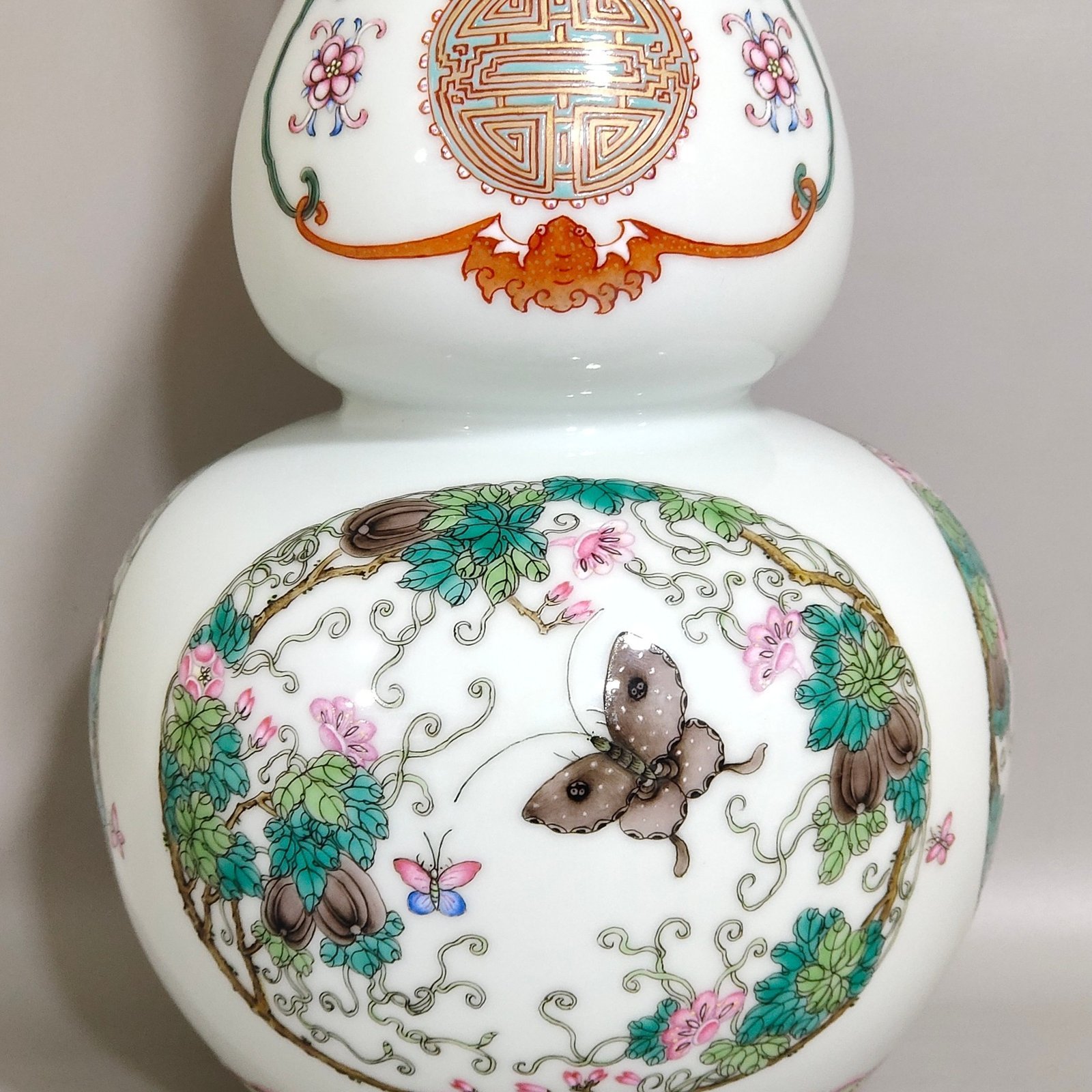 Qing Dynasty Qianlong ‘s lucky and longevity butterfly love flower gourd vase