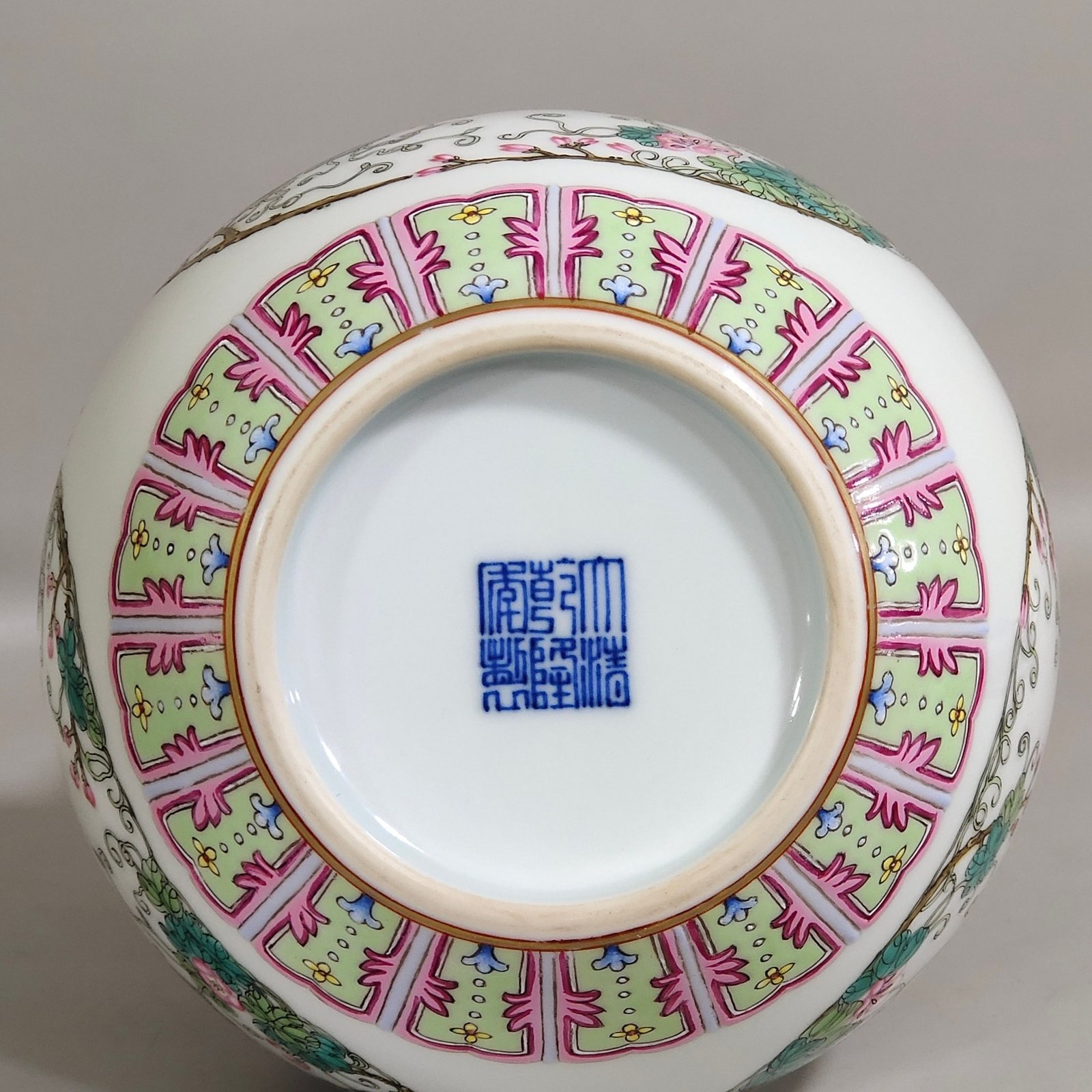 Qing Dynasty Qianlong ‘s lucky and longevity butterfly love flower gourd vase