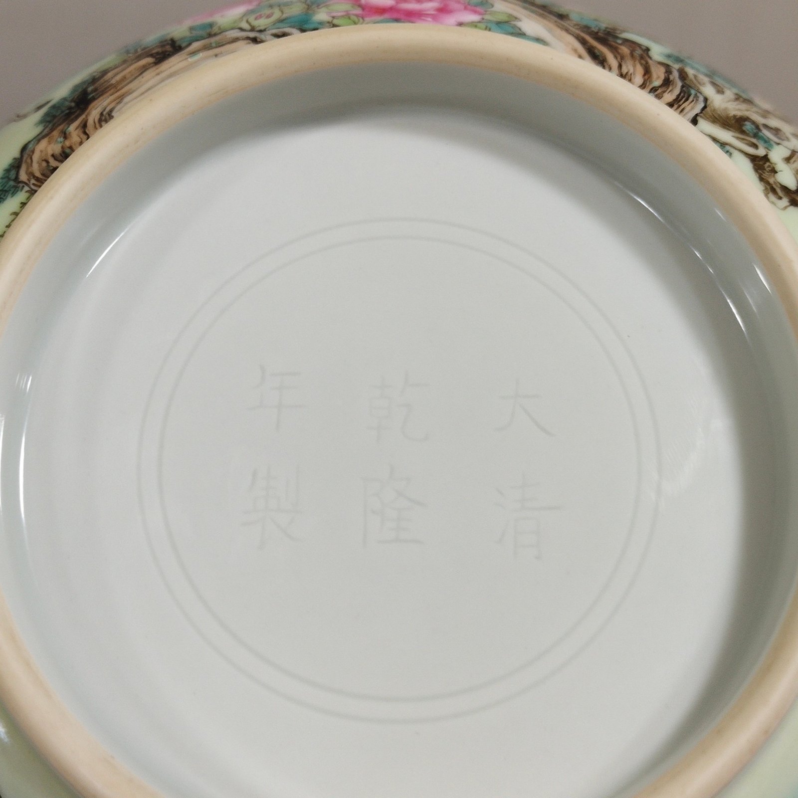 Qing Dynasty Qianlong pastel three-goat Kaitai large bowl