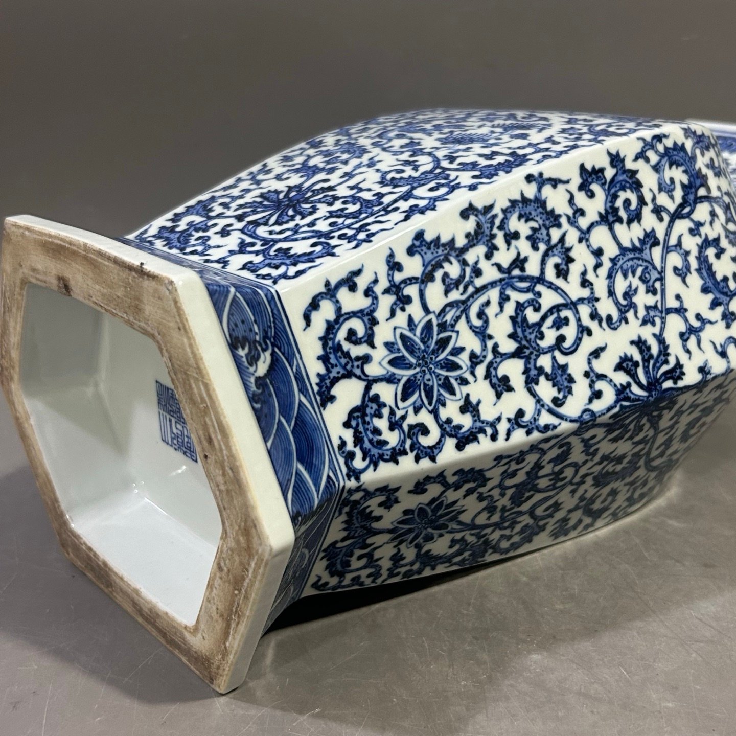 Qing Dynasty Qianlong blue and white lotus six-sided inlay Vase