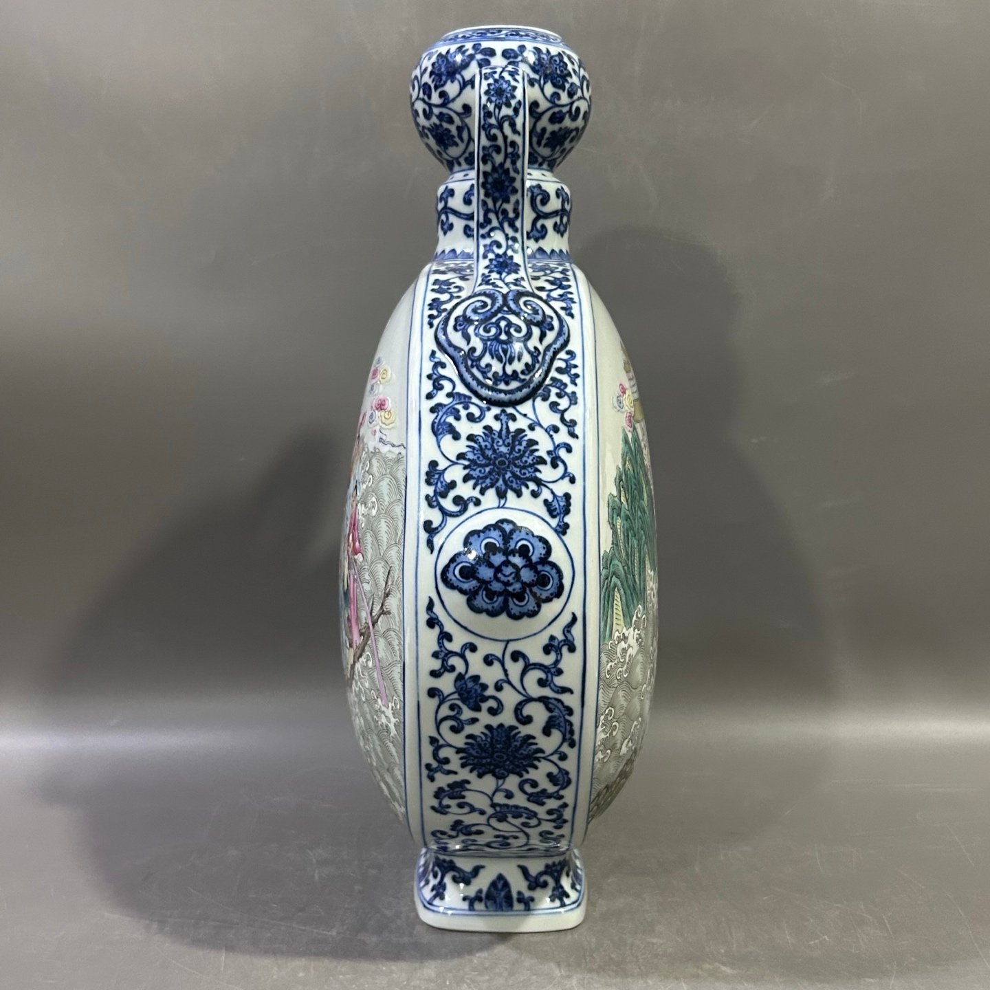 Qing Dynasty Qianlong blue and white lotus lotus pastel Eight Immortals holding the moon vase
