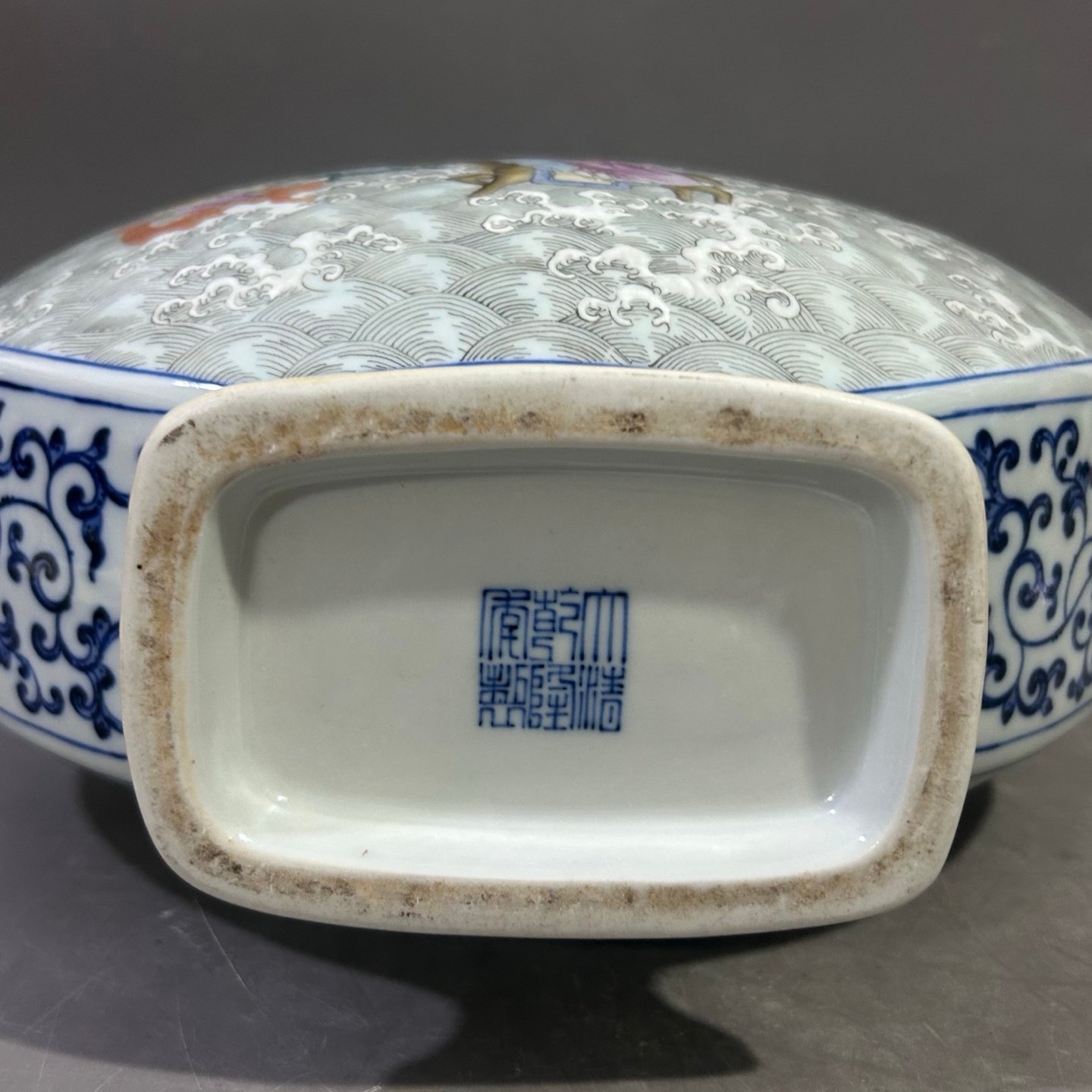Qing Dynasty Qianlong blue and white lotus lotus pastel Eight Immortals holding the moon vase