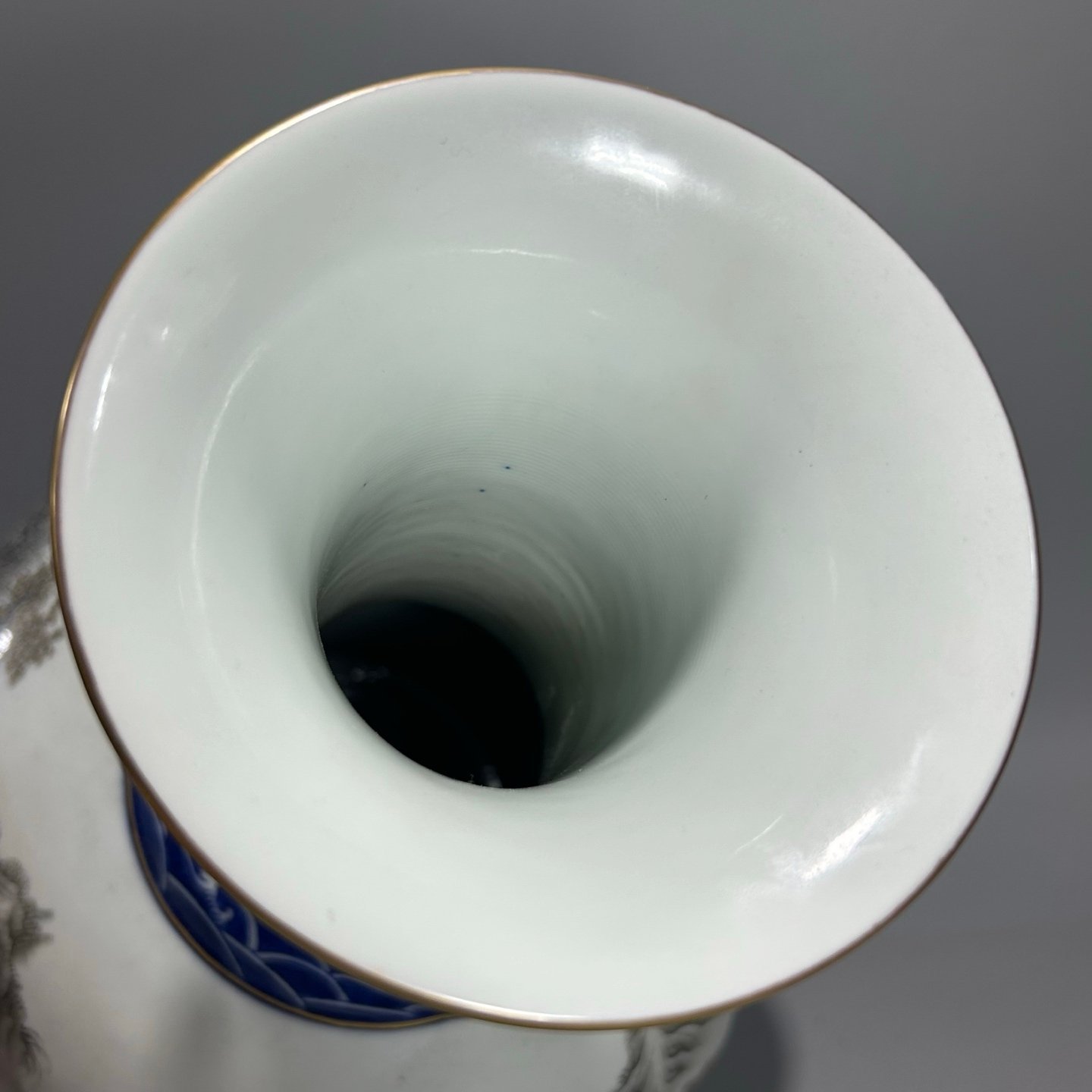 Qing Dynasty Qianlong blue lace ink color landscape amphora