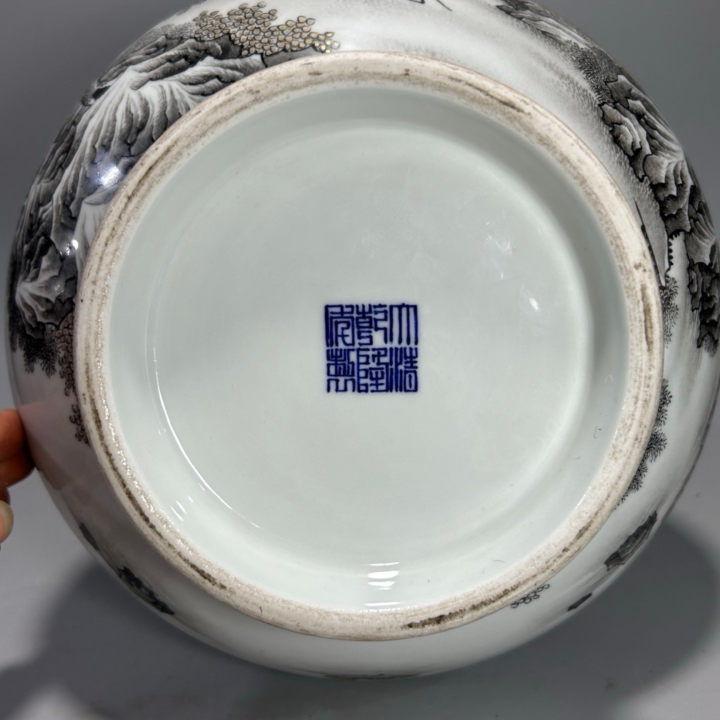Qing Dynasty Qianlong blue lace ink color landscape amphora