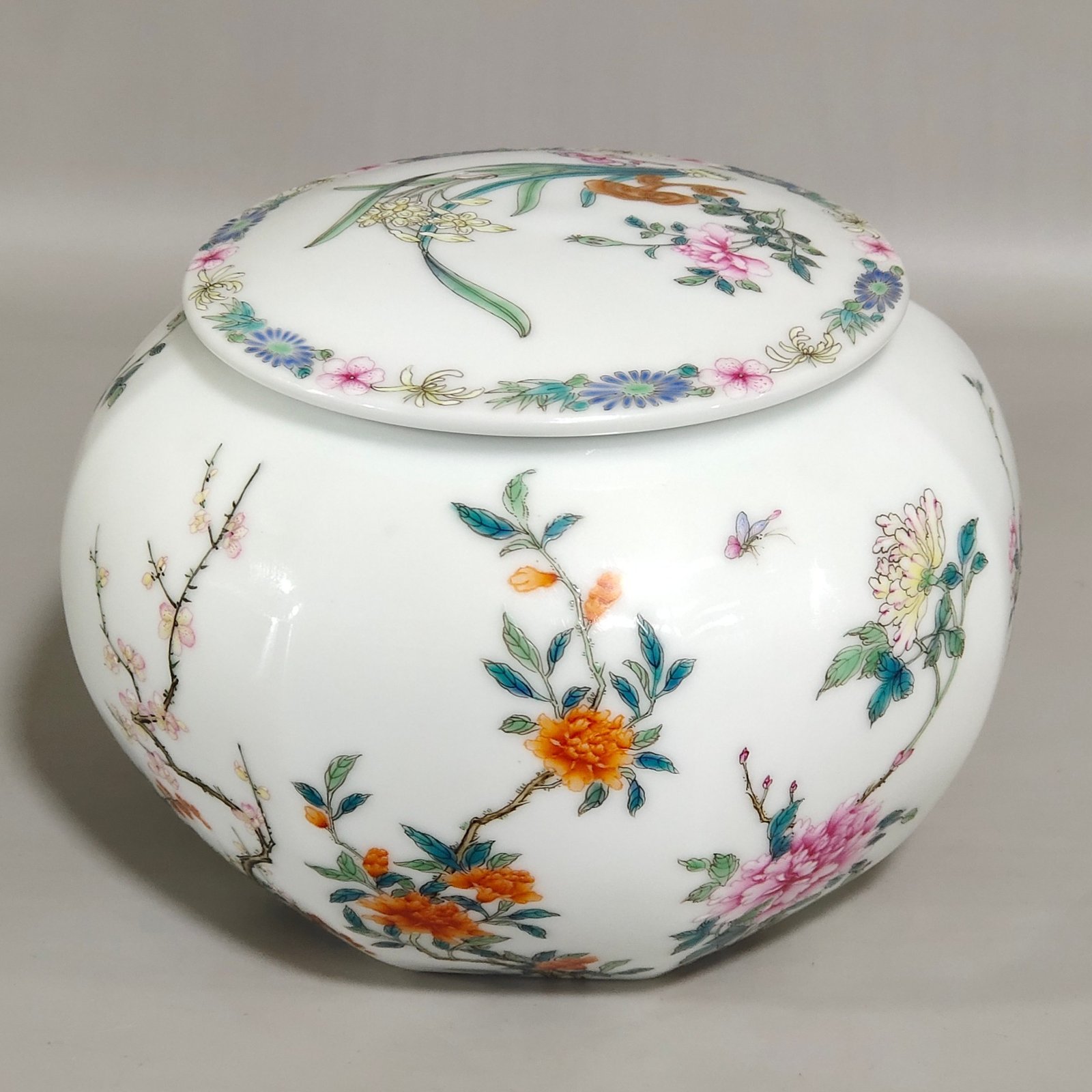 Qing Dynasty Qianlong Peach Bottom floral Bafang Go jar