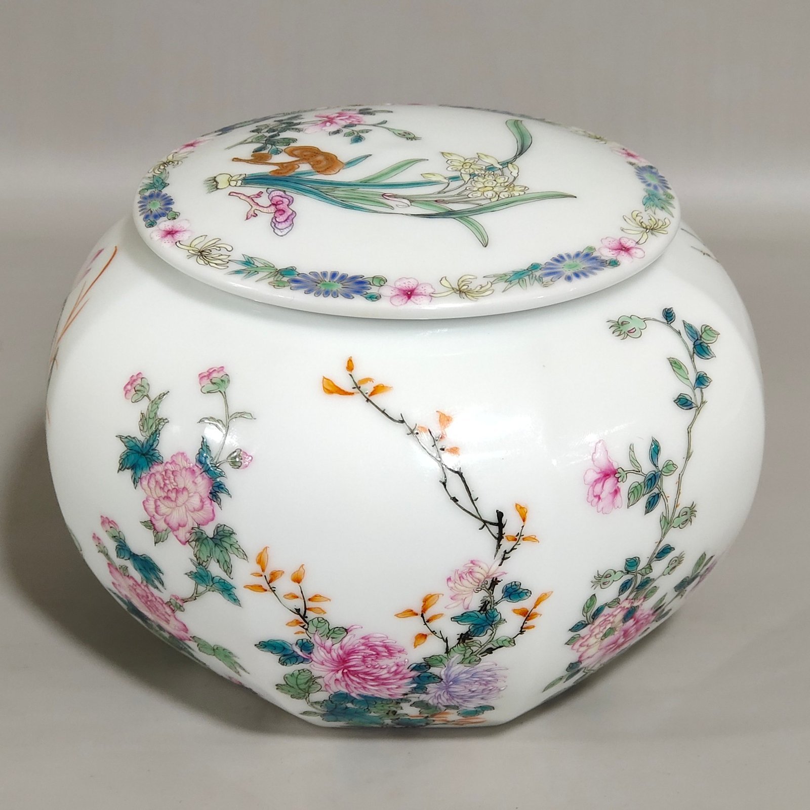 Qing Dynasty Qianlong Peach Bottom floral Bafang Go jar