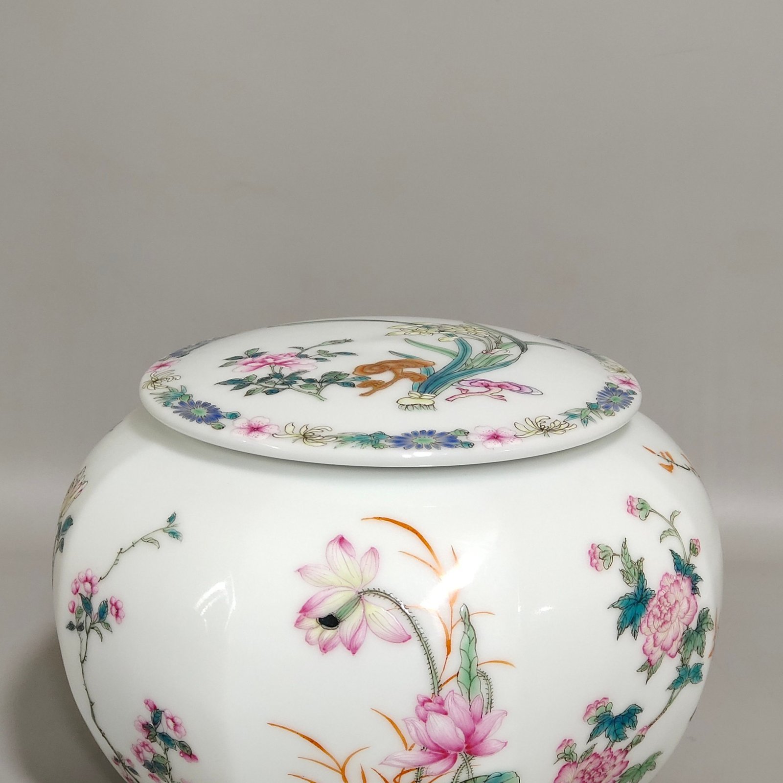 Qing Dynasty Qianlong Peach Bottom floral Bafang Go jar