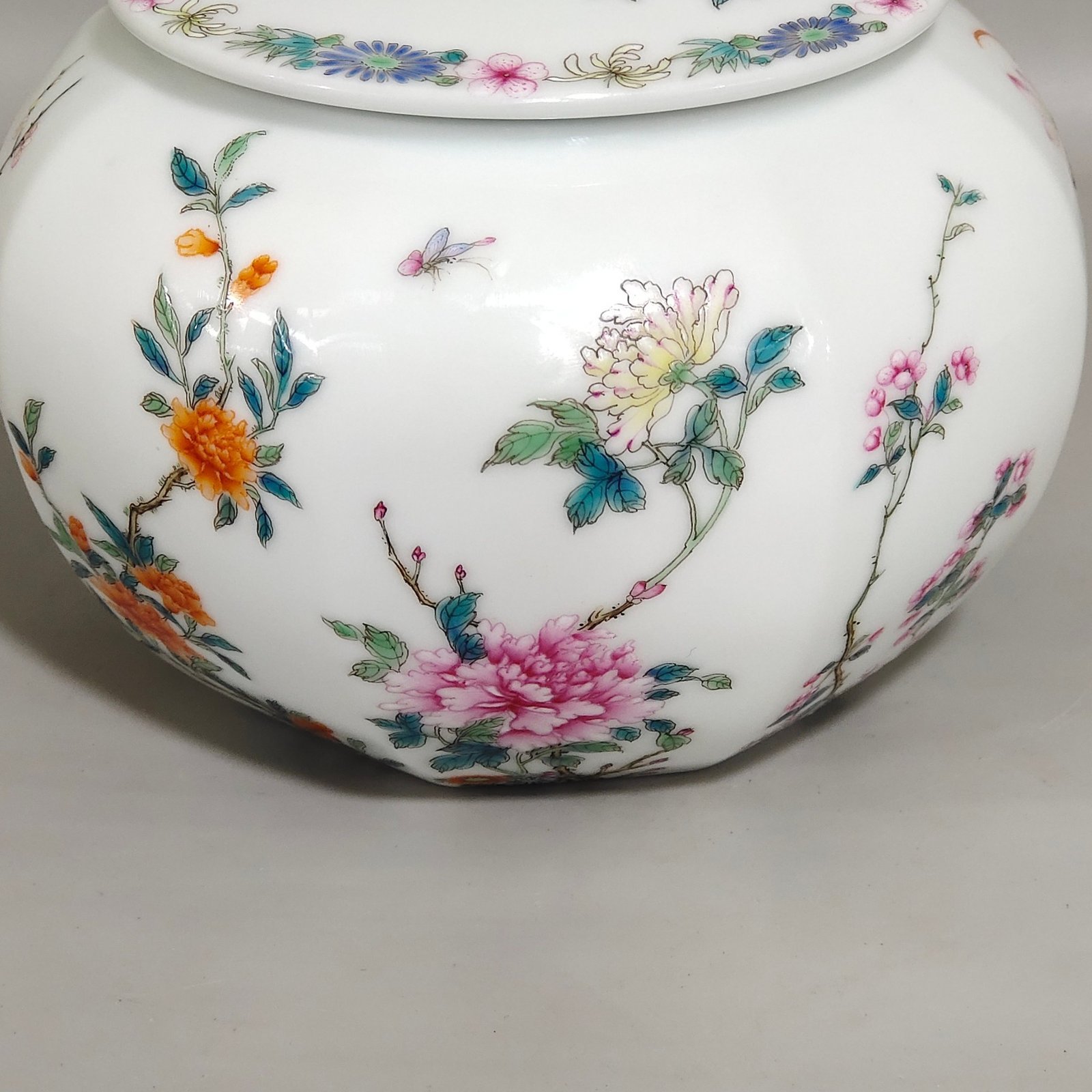 Qing Dynasty Qianlong Peach Bottom floral Bafang Go jar