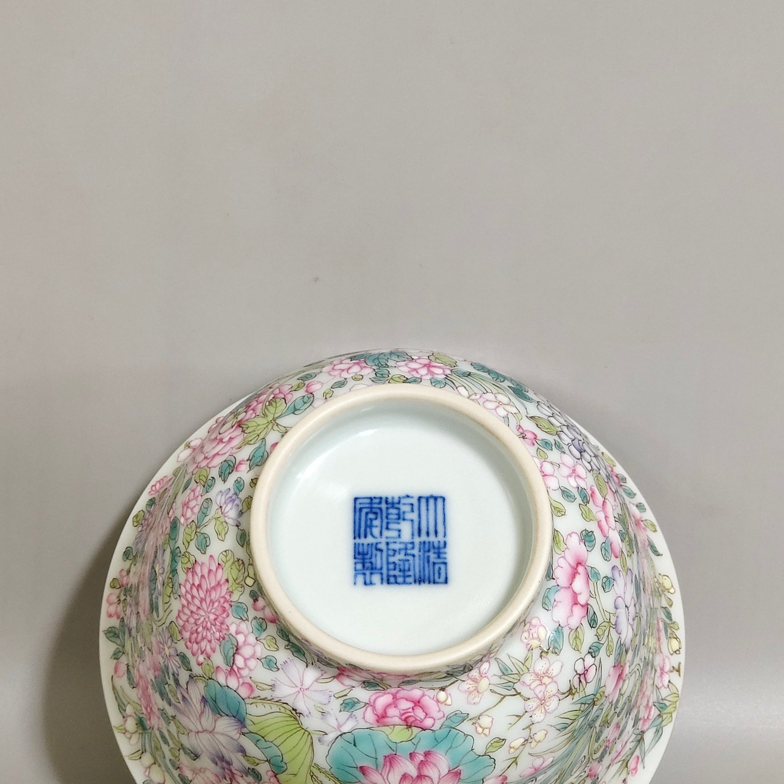 Qing Dynasty Qianlong Ten Thousand Flowers Presenting Rui Bowl