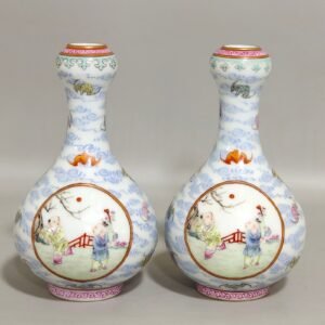 Qing Dynasty Qianlong Yunfu window boy's garlic vase