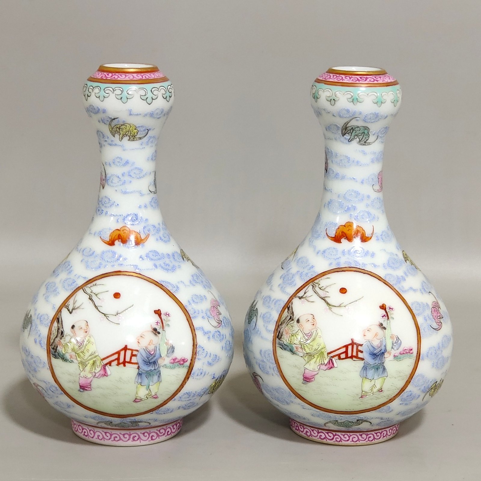 Qing Dynasty Qianlong Yunfu window boy’s garlic vase
