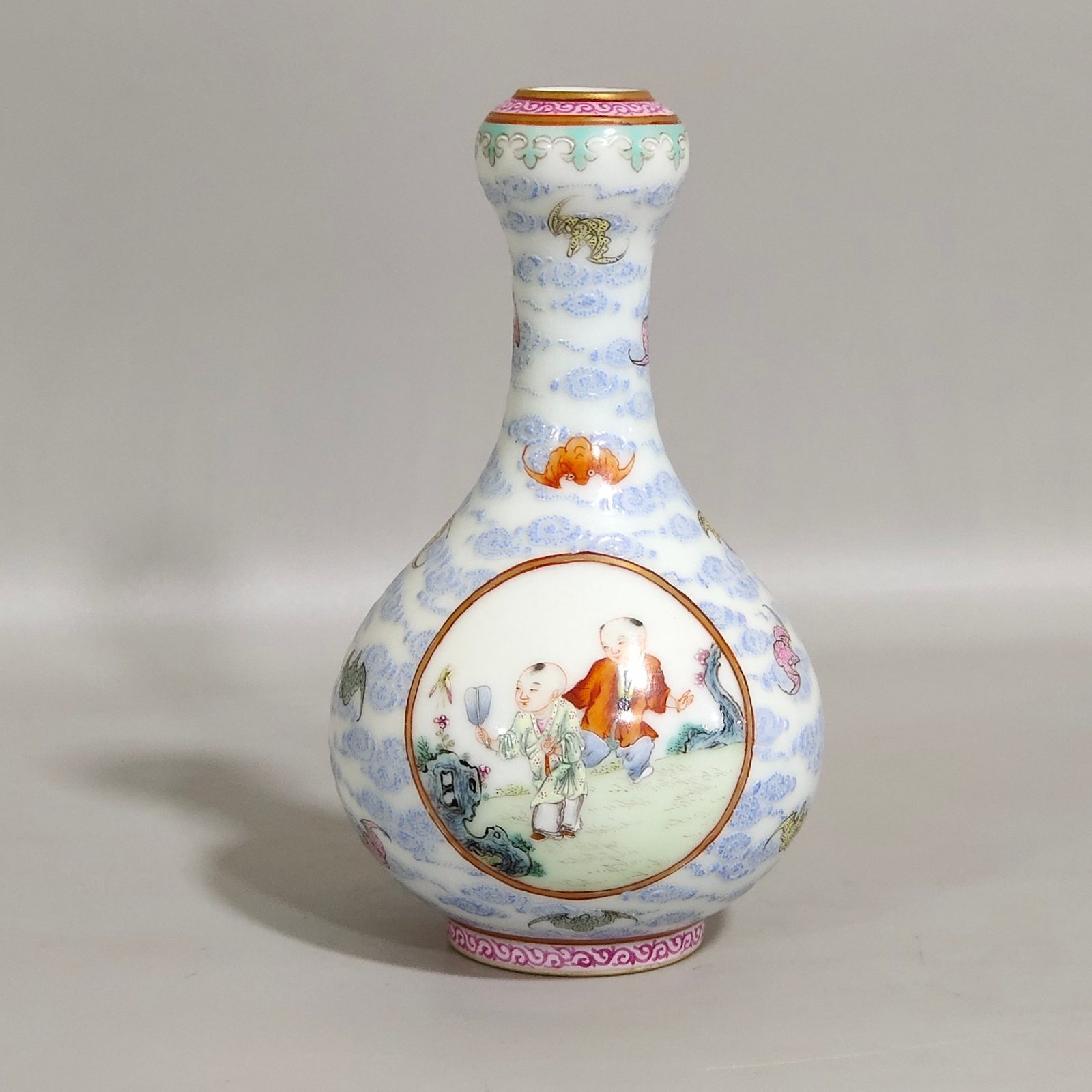Qing Dynasty Qianlong Yunfu window boy’s garlic vase