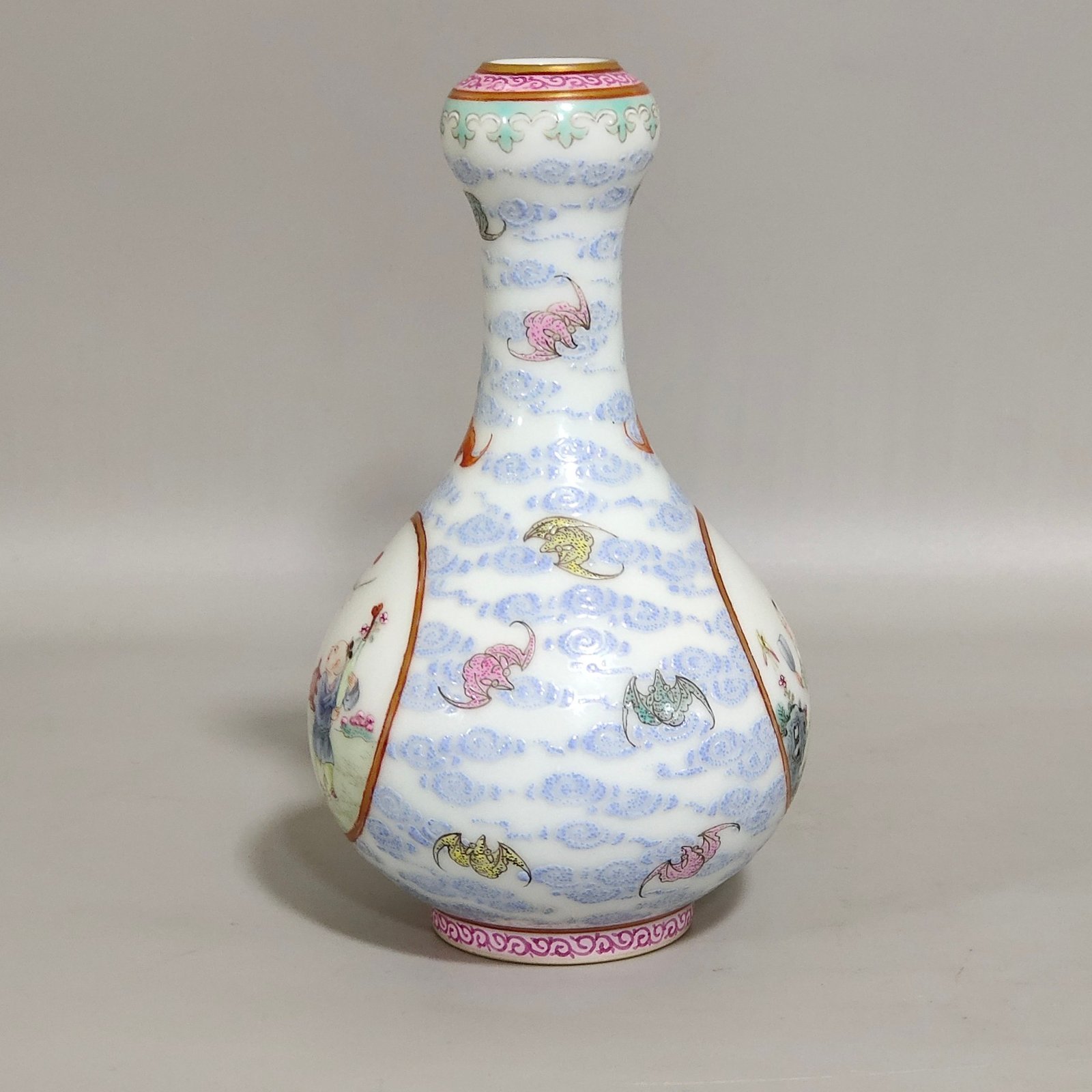Qing Dynasty Qianlong Yunfu window boy’s garlic vase