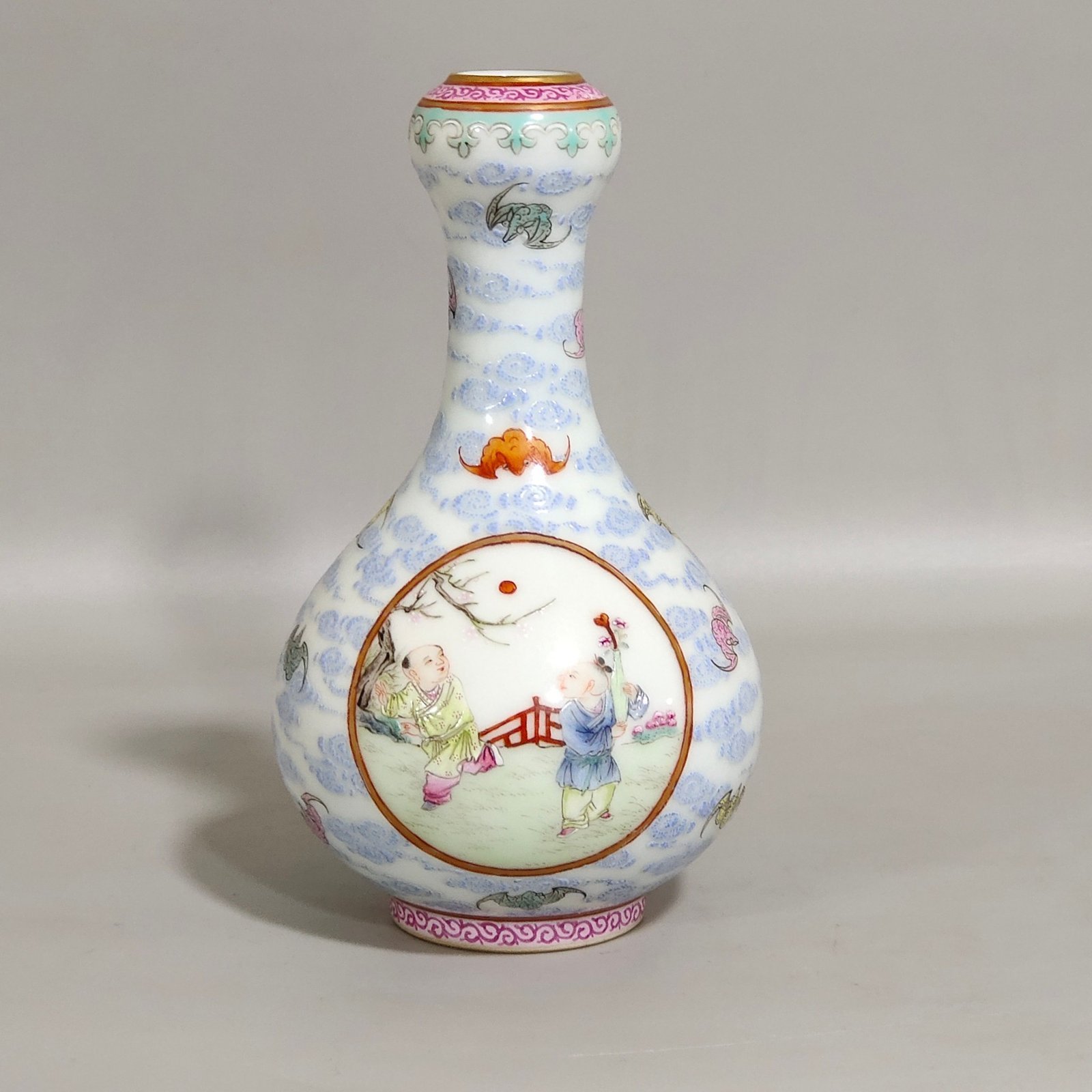 Qing Dynasty Qianlong Yunfu window boy’s garlic vase